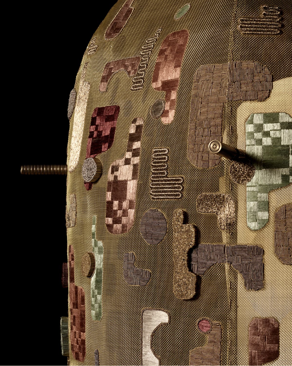 INTERLUDE : HAND-EMBROIDERED LAMP par Apparatus