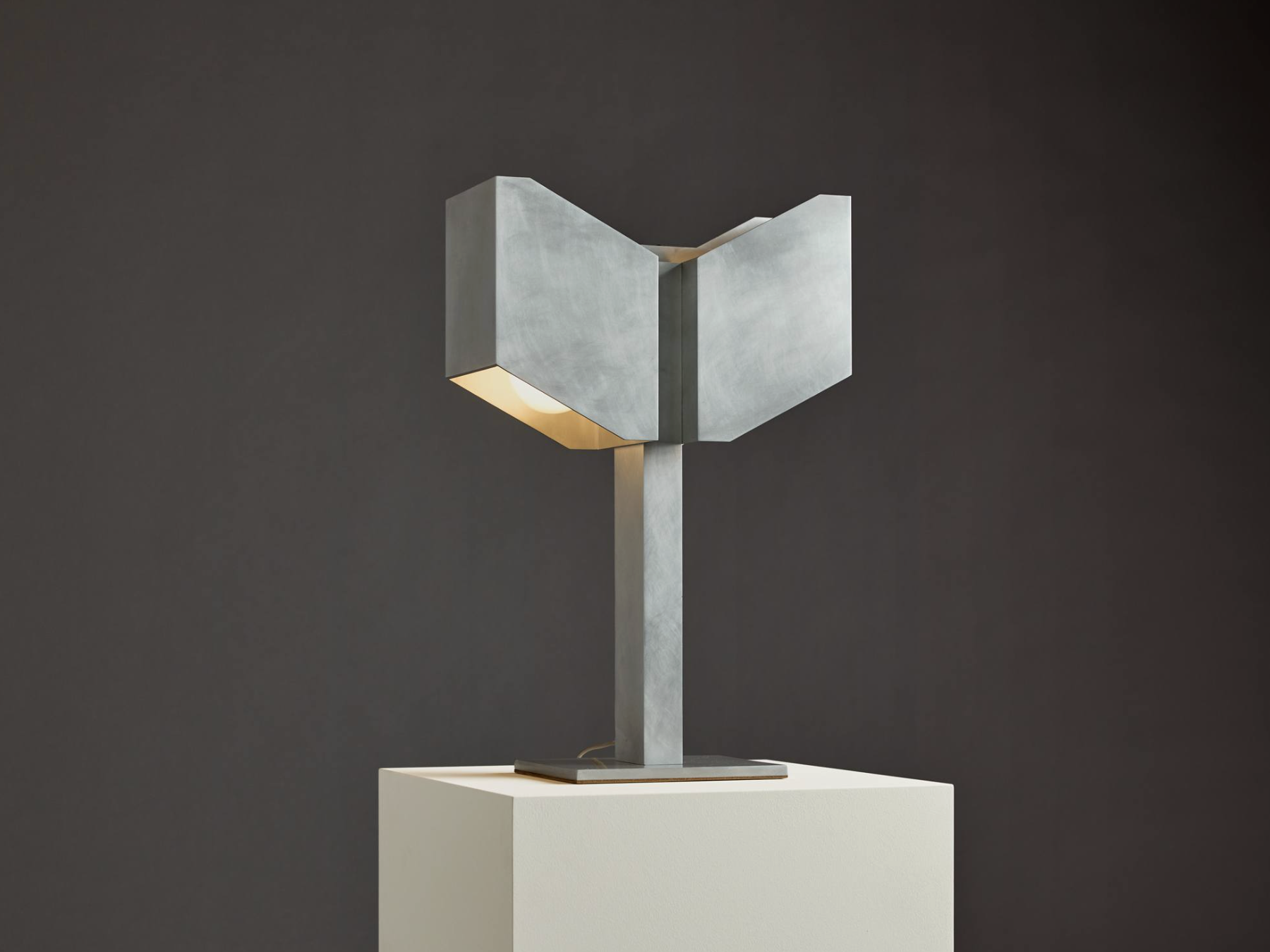 Helm Oblique Lamp Table par Pelle