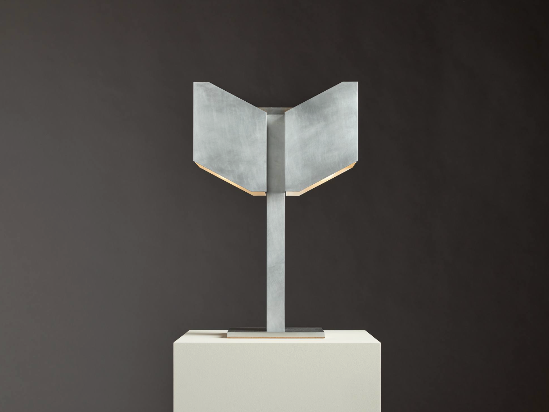 Helm Oblique Lamp Table par Pelle