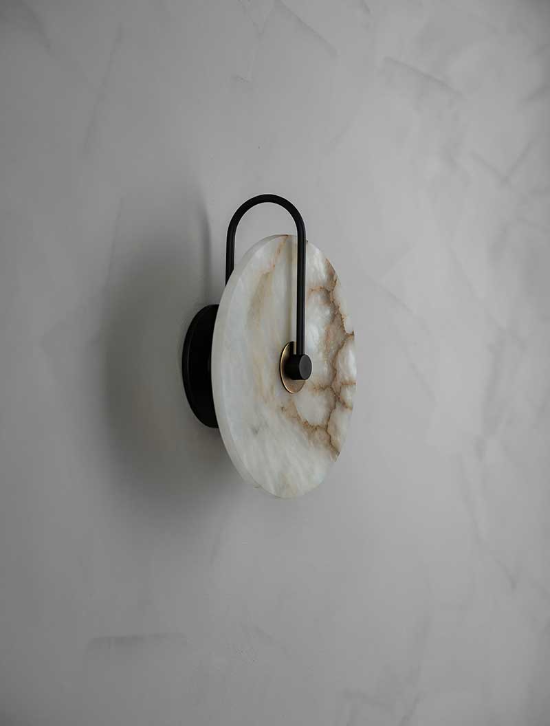 ADA APERTURE - ALABASTER SCONCE 10 par Allied Maker