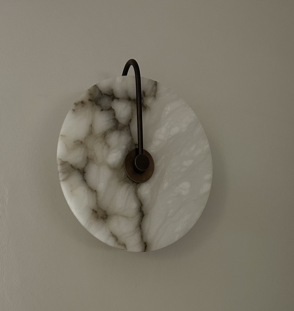 ADA APERTURE - ALABASTER SCONCE 10 par Allied Maker