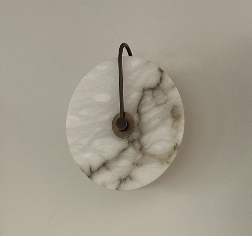 ADA APERTURE - ALABASTER SCONCE 10 par Allied Maker