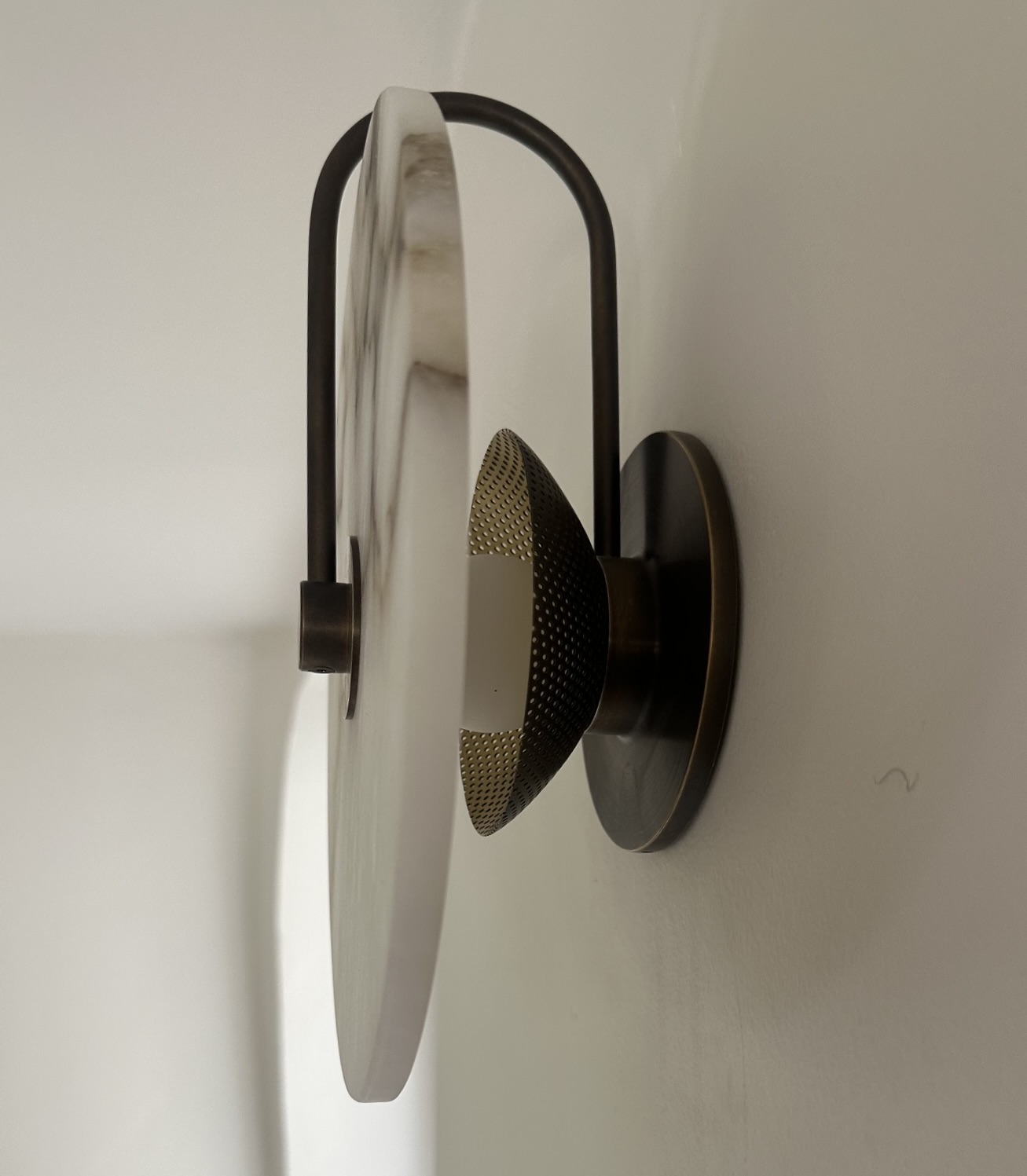 ADA APERTURE - ALABASTER SCONCE 10 par Allied Maker