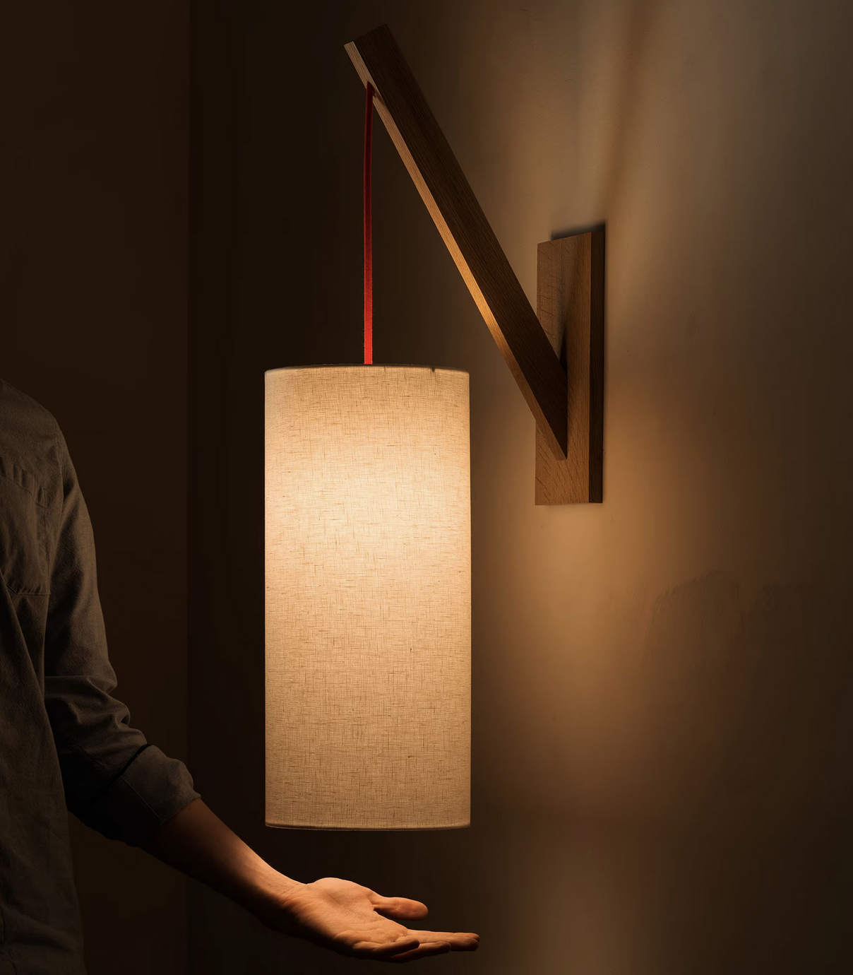 ANGULAR WALL LAMP par Allied Maker