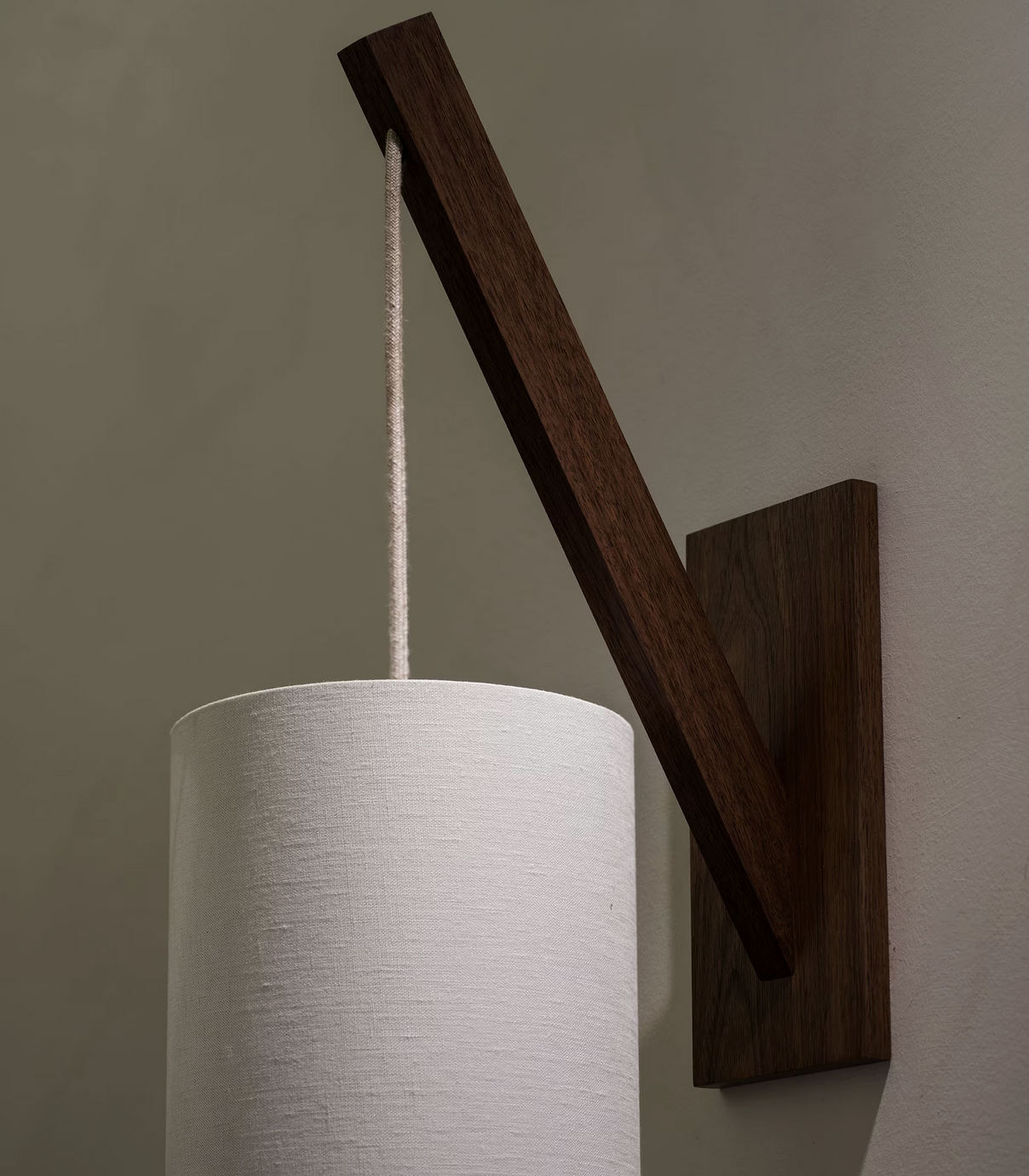 ANGULAR WALL LAMP par Allied Maker