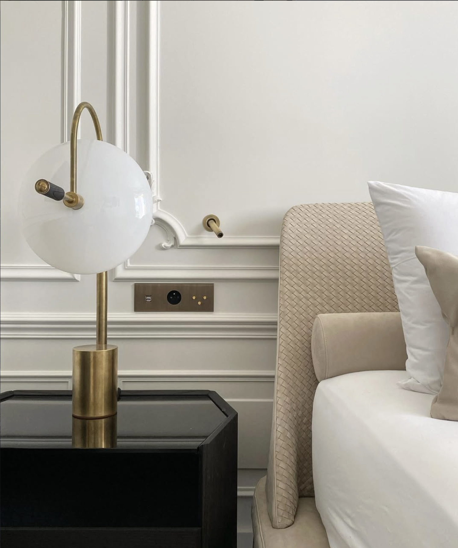 APERTURE TABLE LAMP par Allied Maker