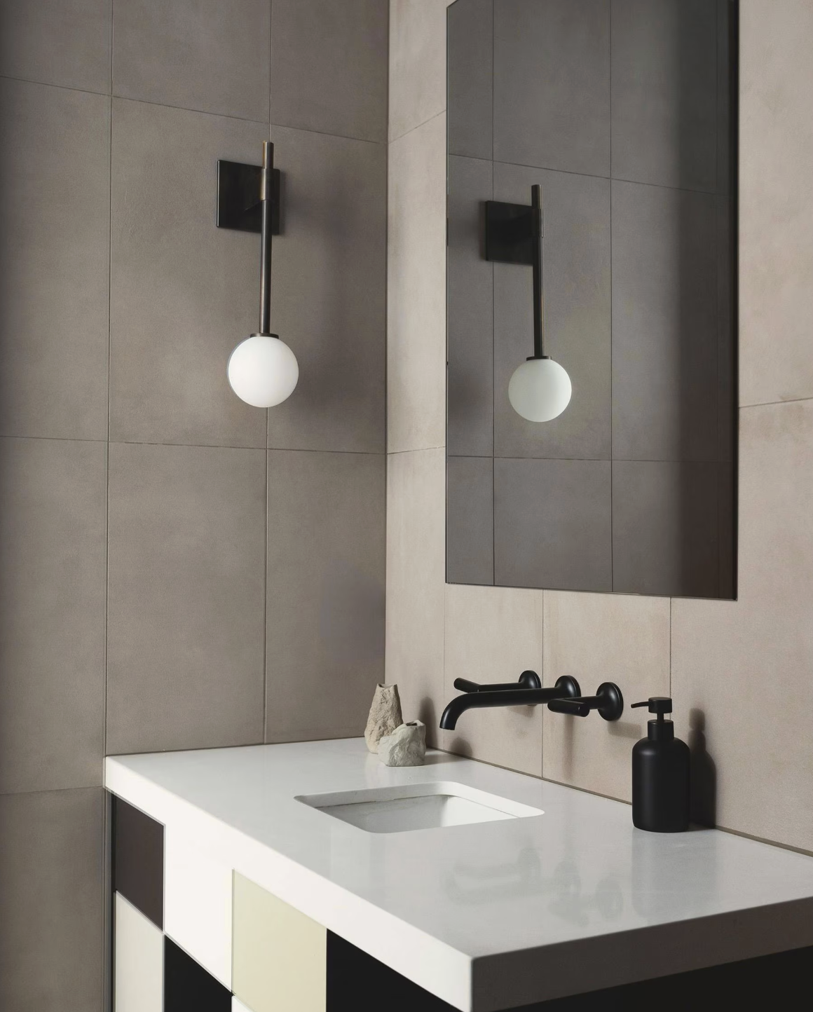 BASTION SCONCE LONG par Allied Maker