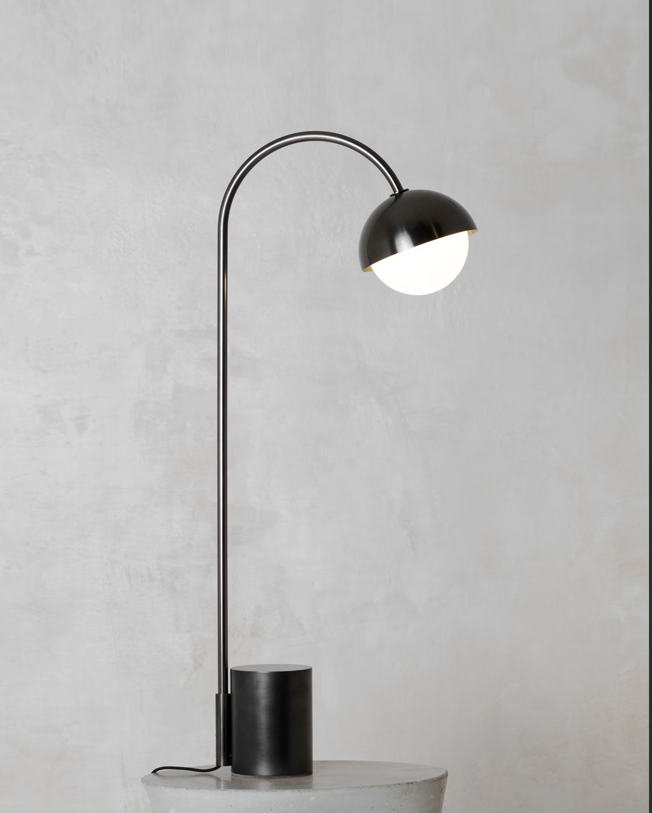 CONTOUR TABLE LAMP par Allied Maker