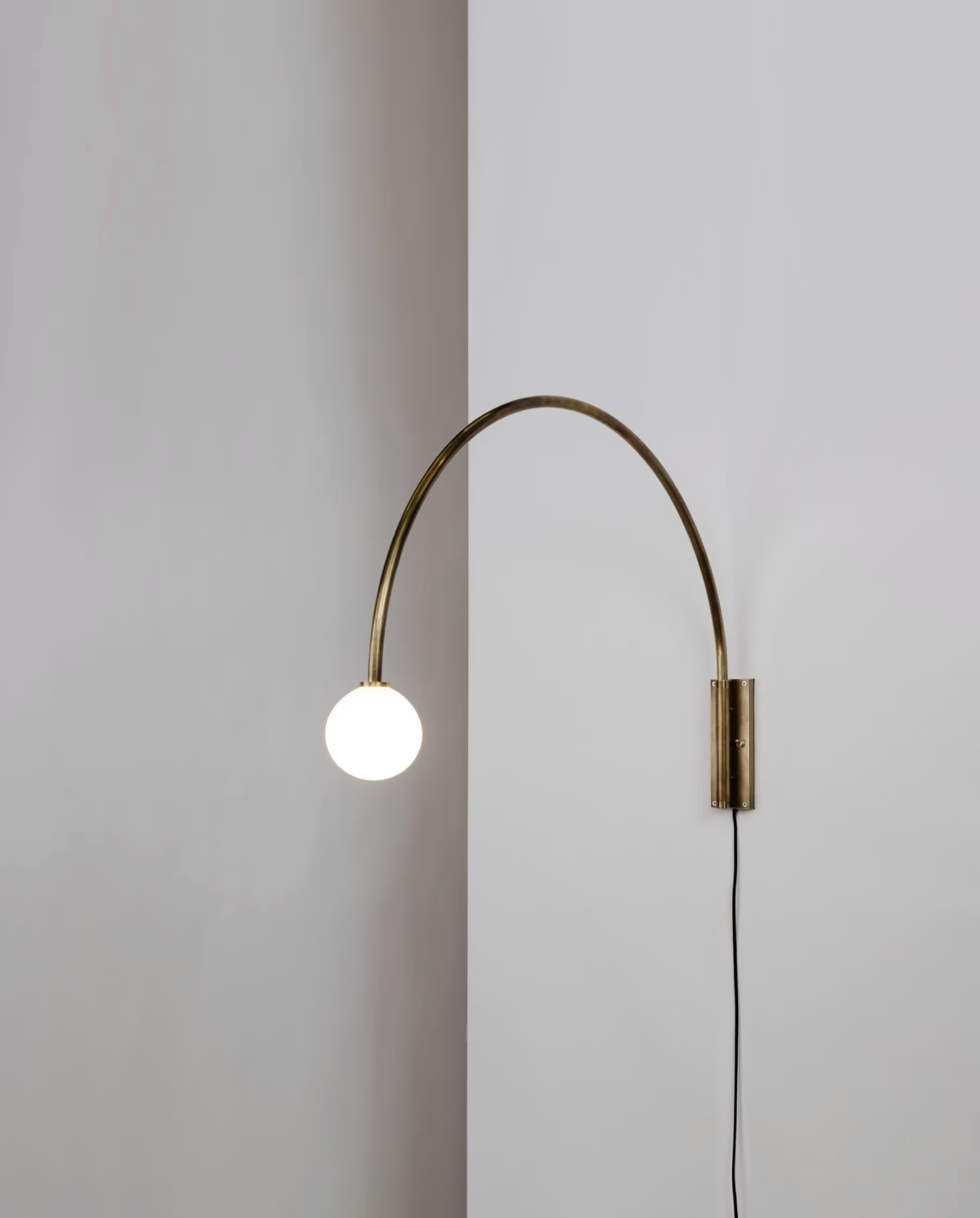 CONTOUR WALL LAMP 38 par Allied Maker