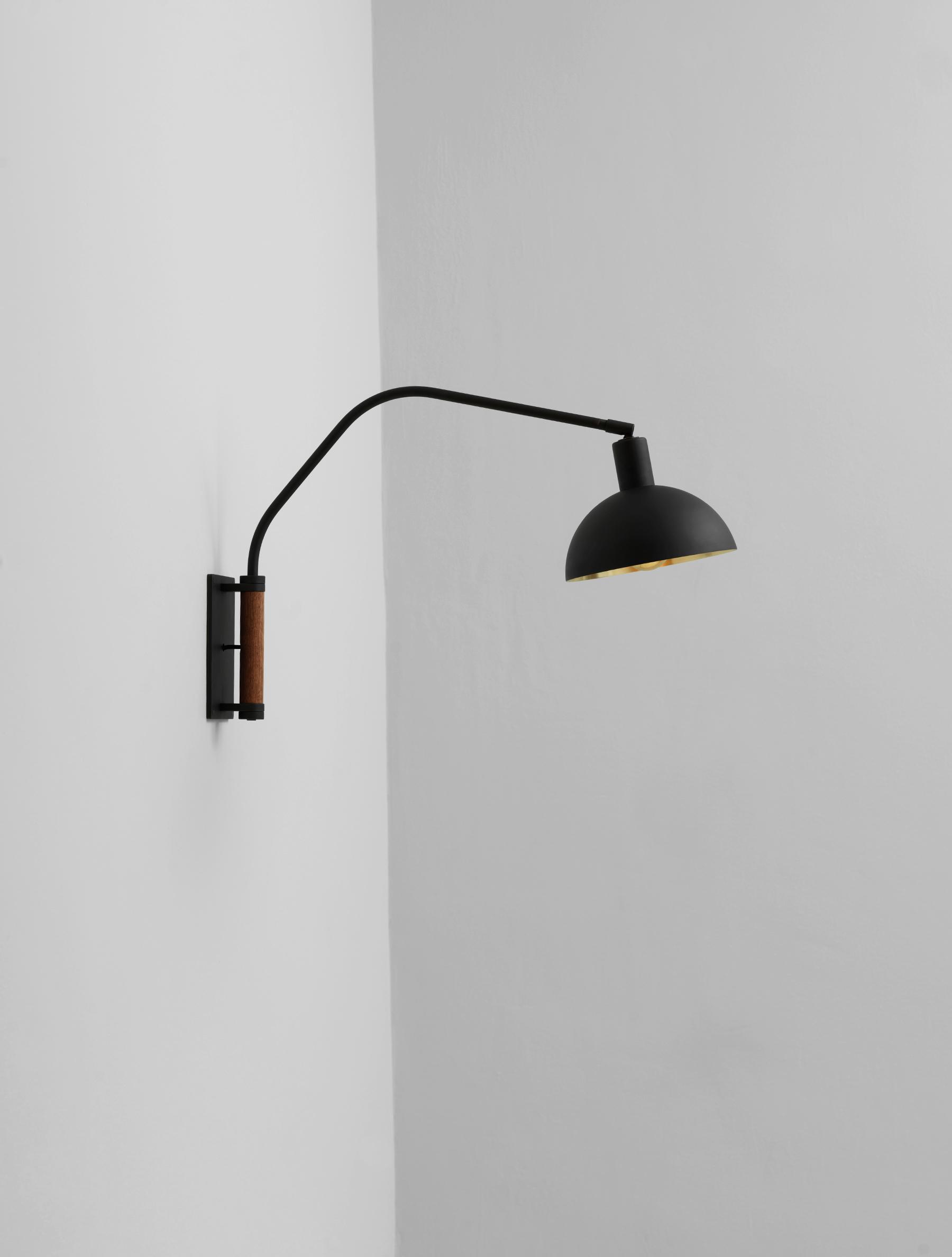 CRESCENT WALL LAMP 22 par Allied Maker