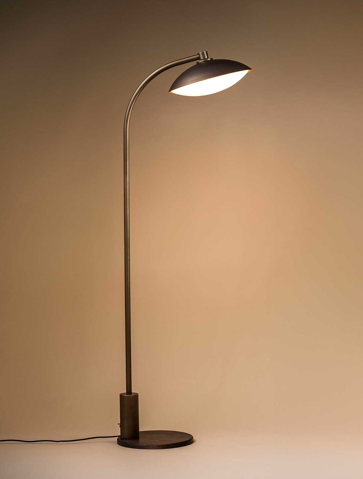 CREST FLOOR LAMP par Allied Maker