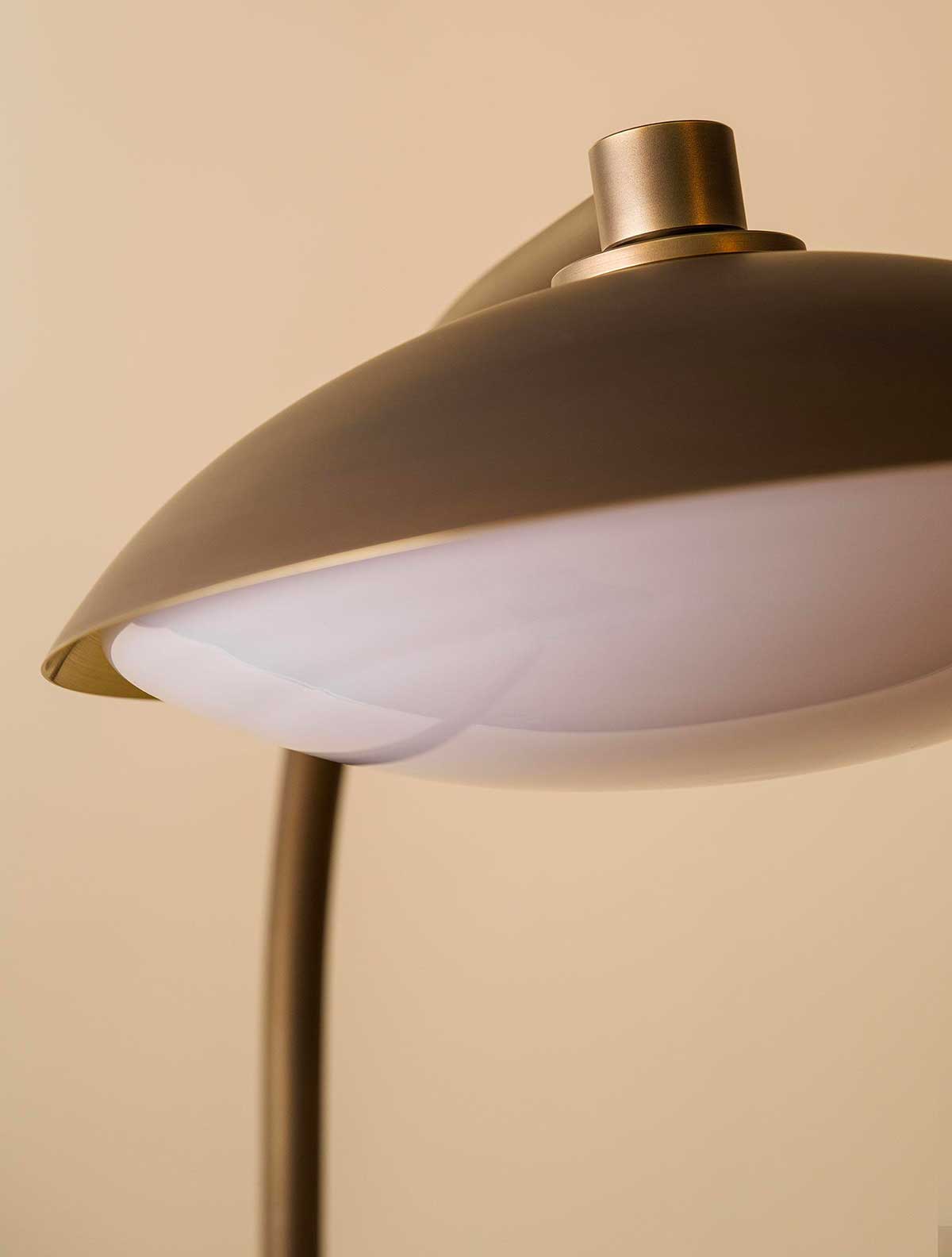 CREST FLOOR LAMP par Allied Maker