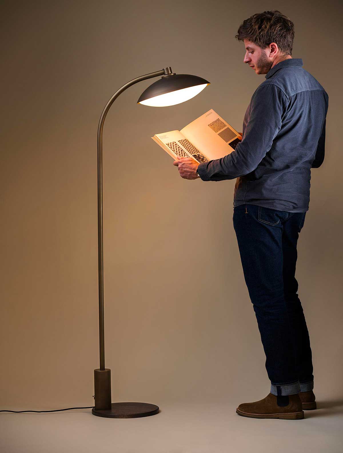 CREST FLOOR LAMP par Allied Maker