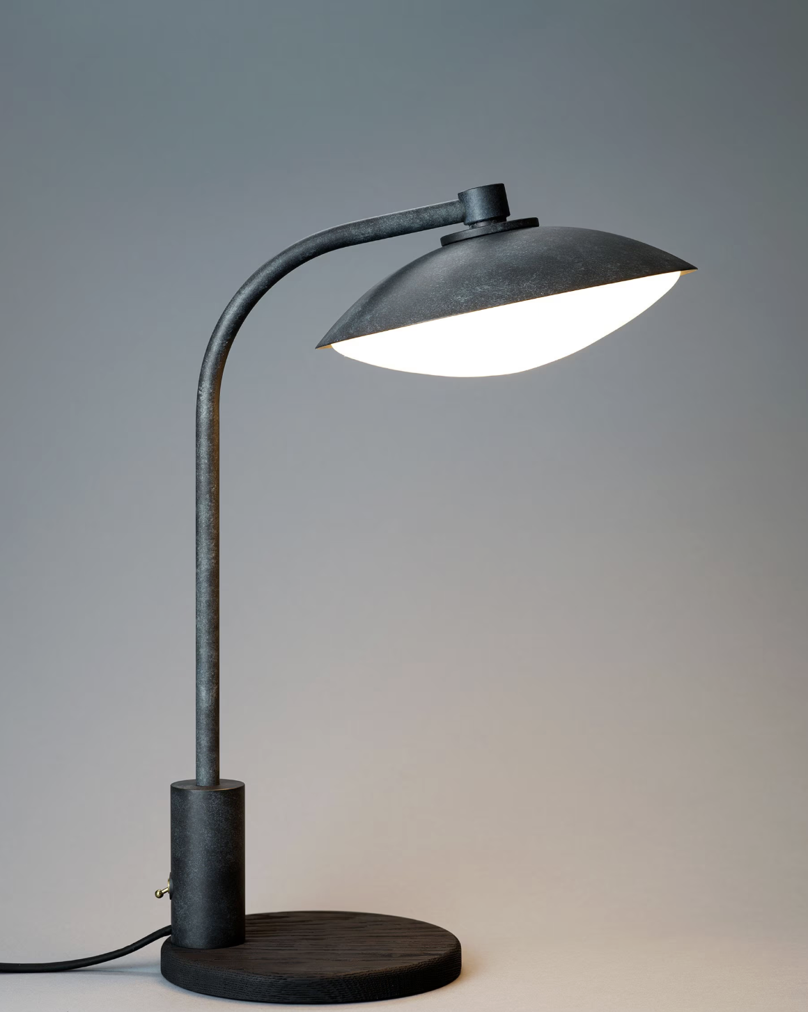 CREST TABLE LAMP par Allied Maker