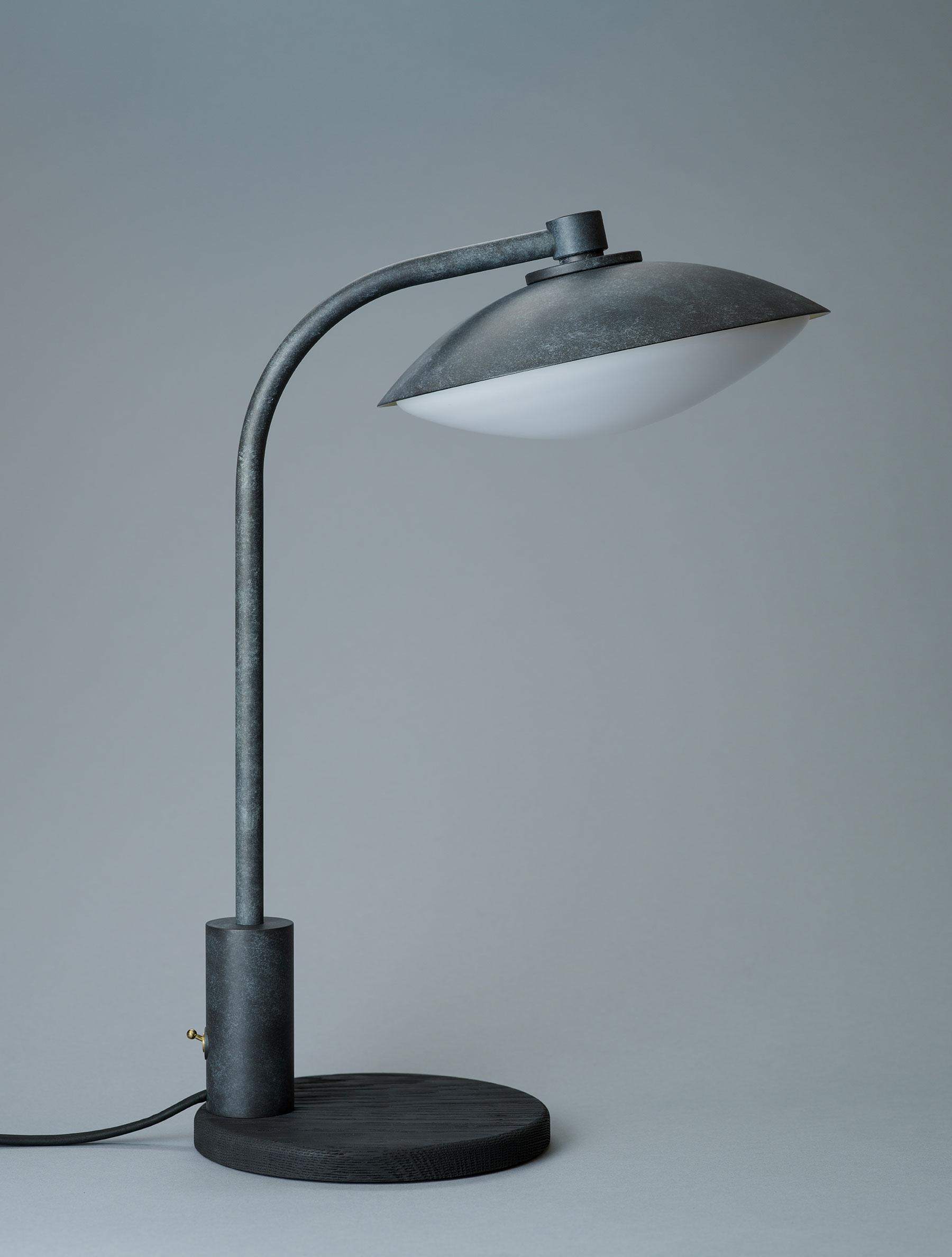 CREST TABLE LAMP par Allied Maker