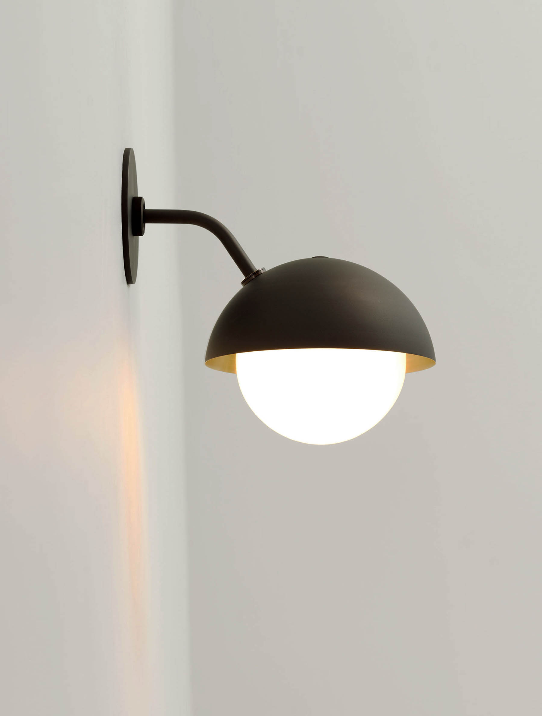 DOME SCONCE par Allied Maker