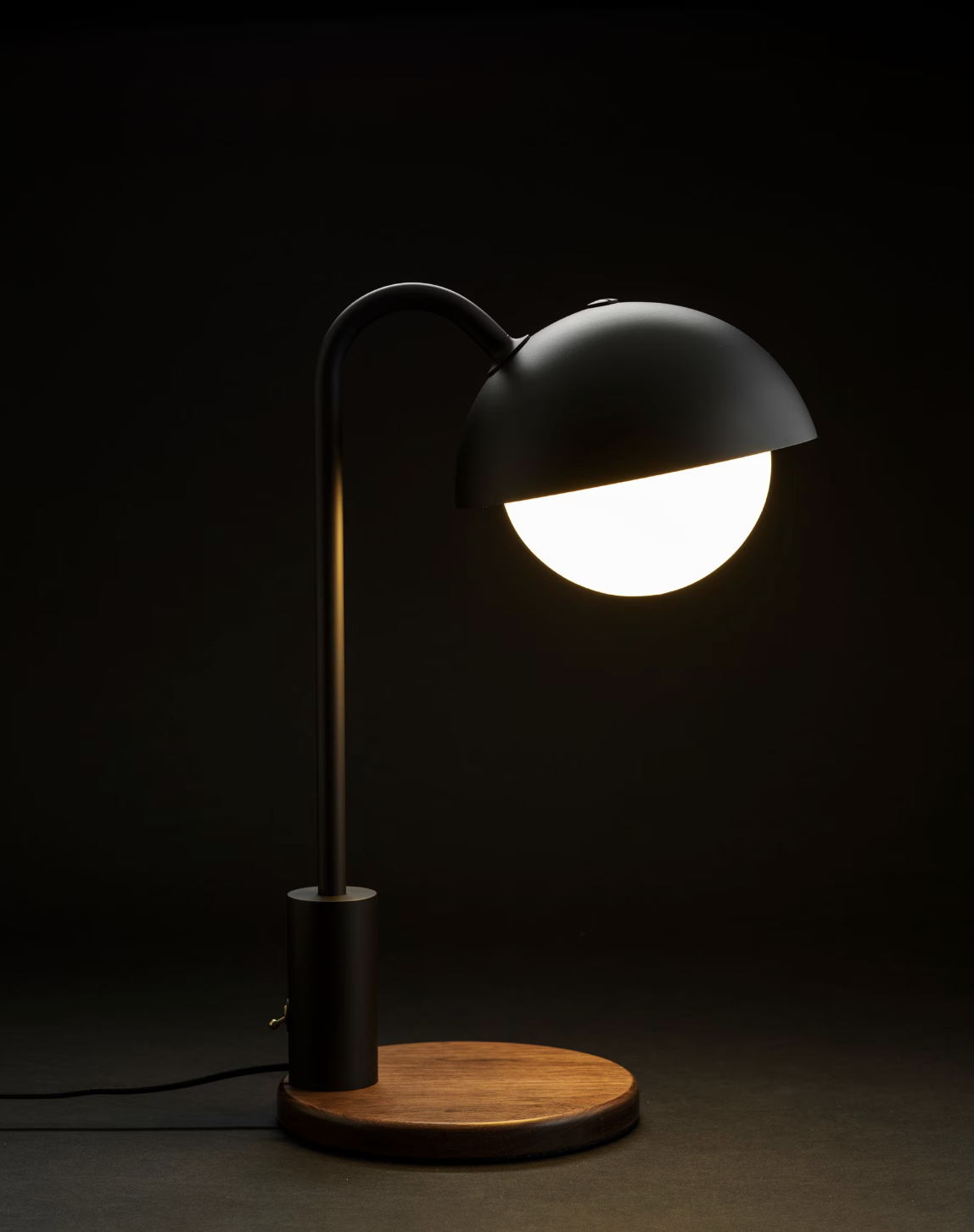 DOME TABLE LAMP par Allied Maker
