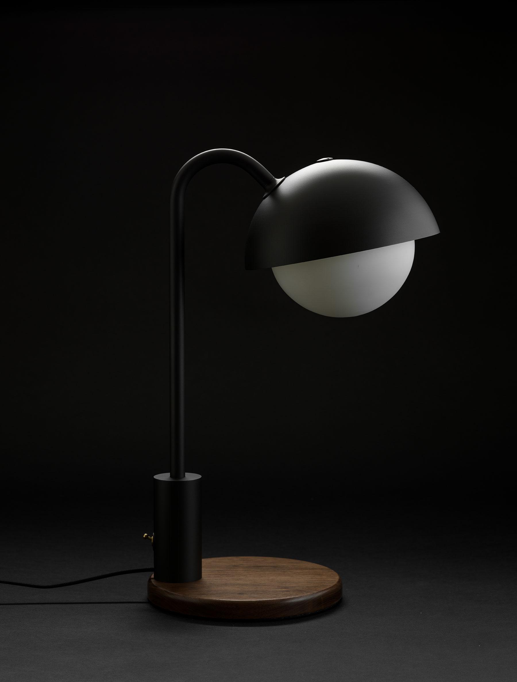 DOME TABLE LAMP par Allied Maker