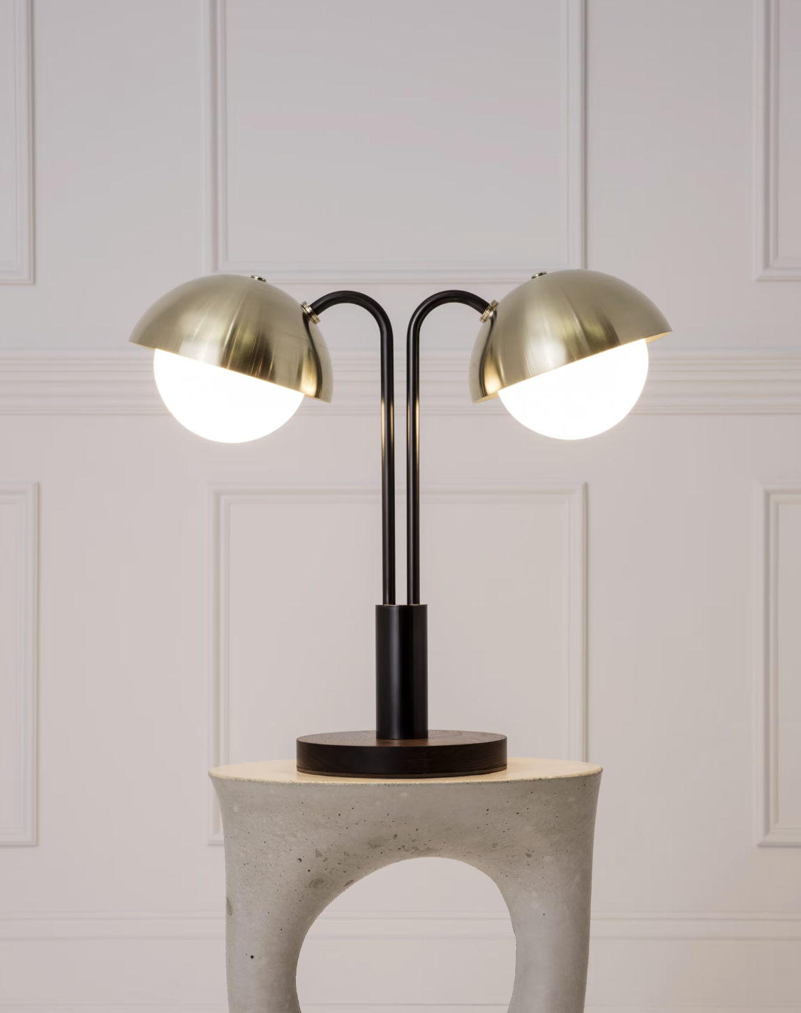 DOUBLE DOME TABLE LAMP par Allied Maker