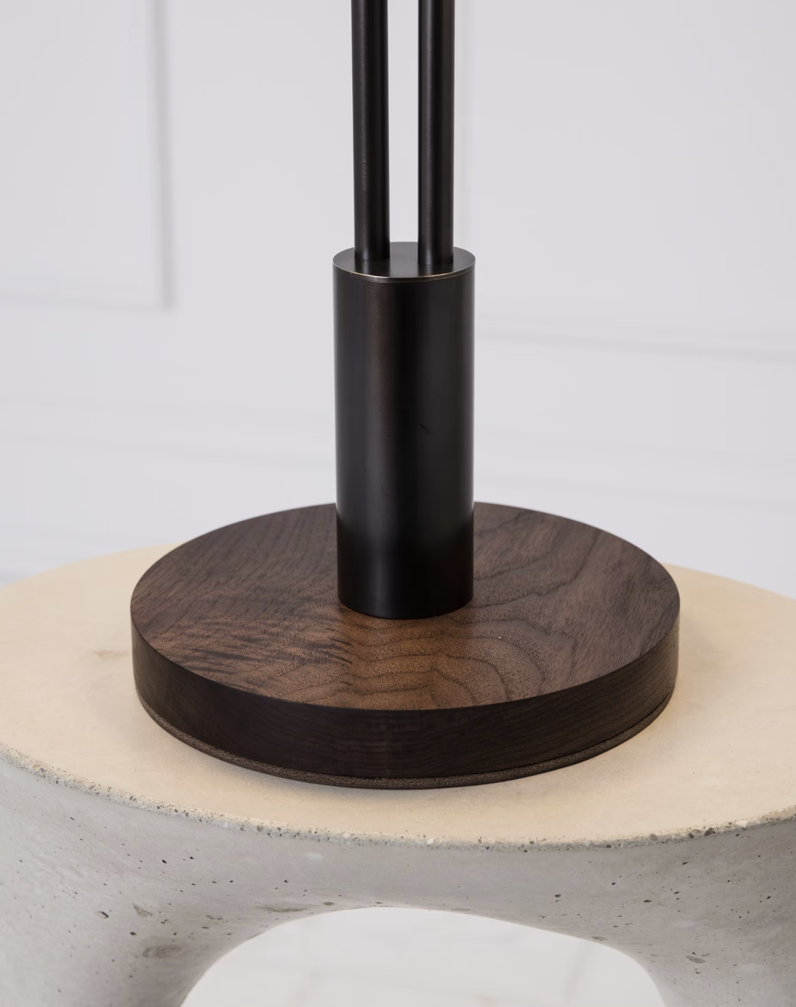 DOUBLE DOME TABLE LAMP par Allied Maker