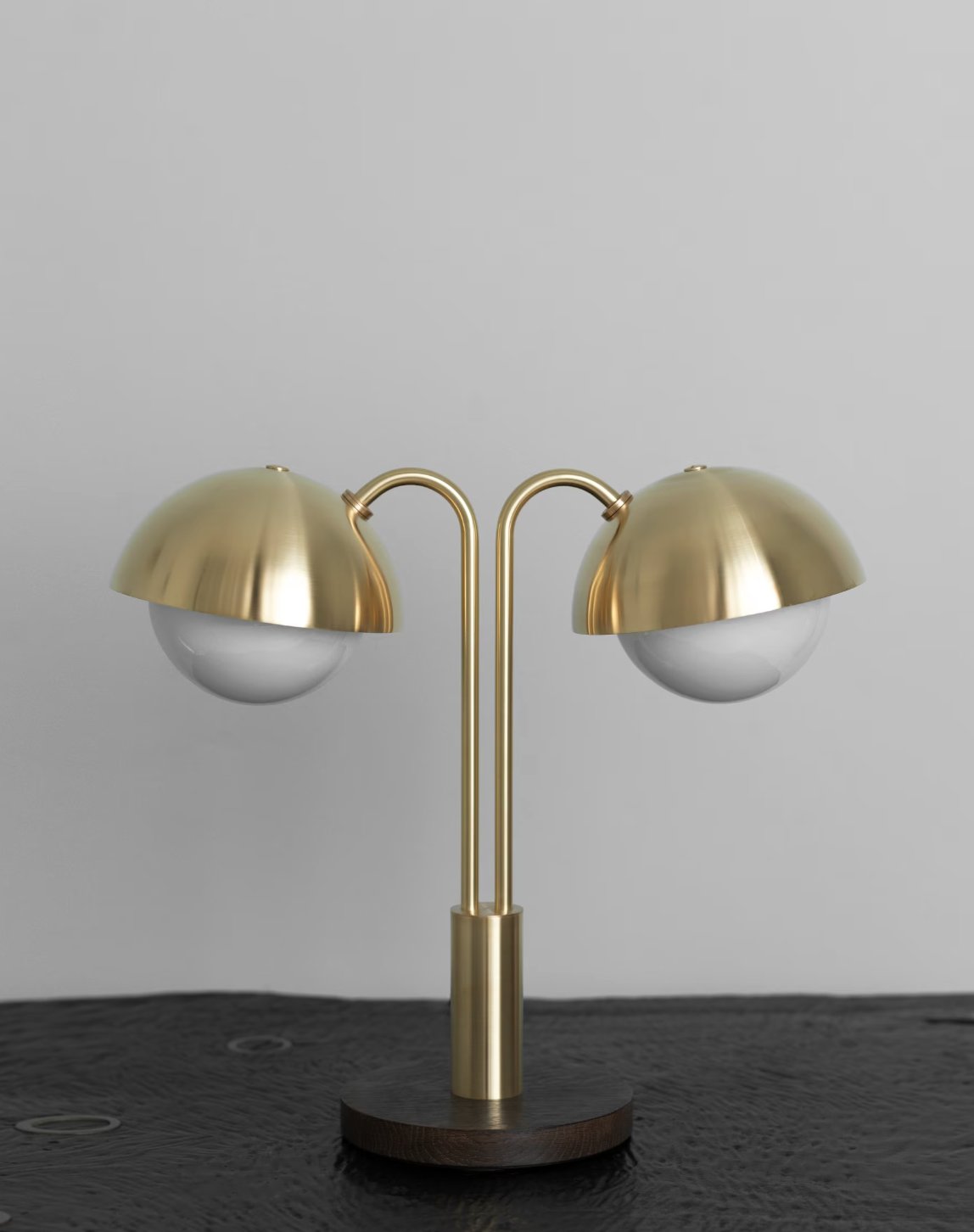 DOUBLE DOME TABLE LAMP par Allied Maker