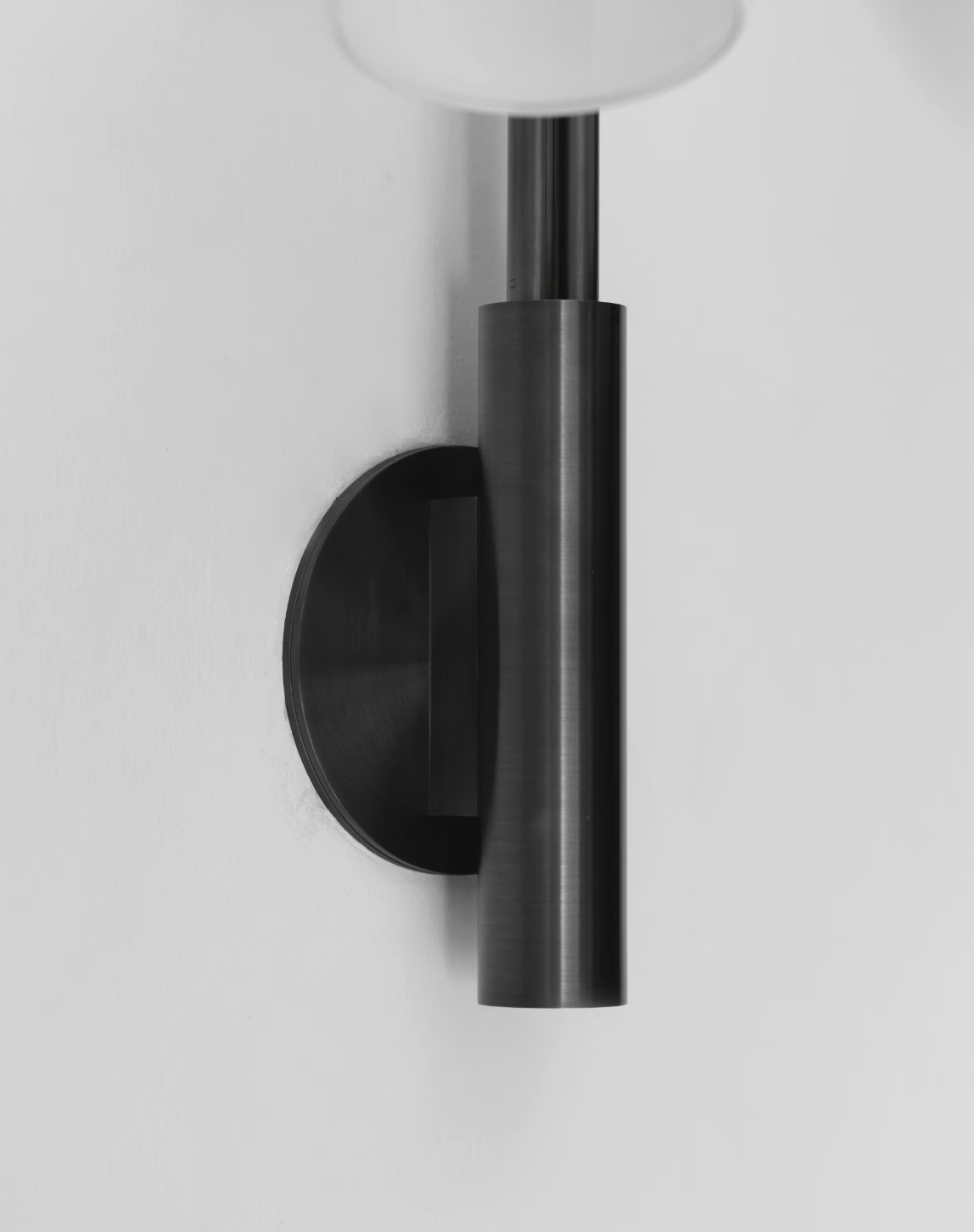 DUAL CRUX SCONCE par Allied Maker