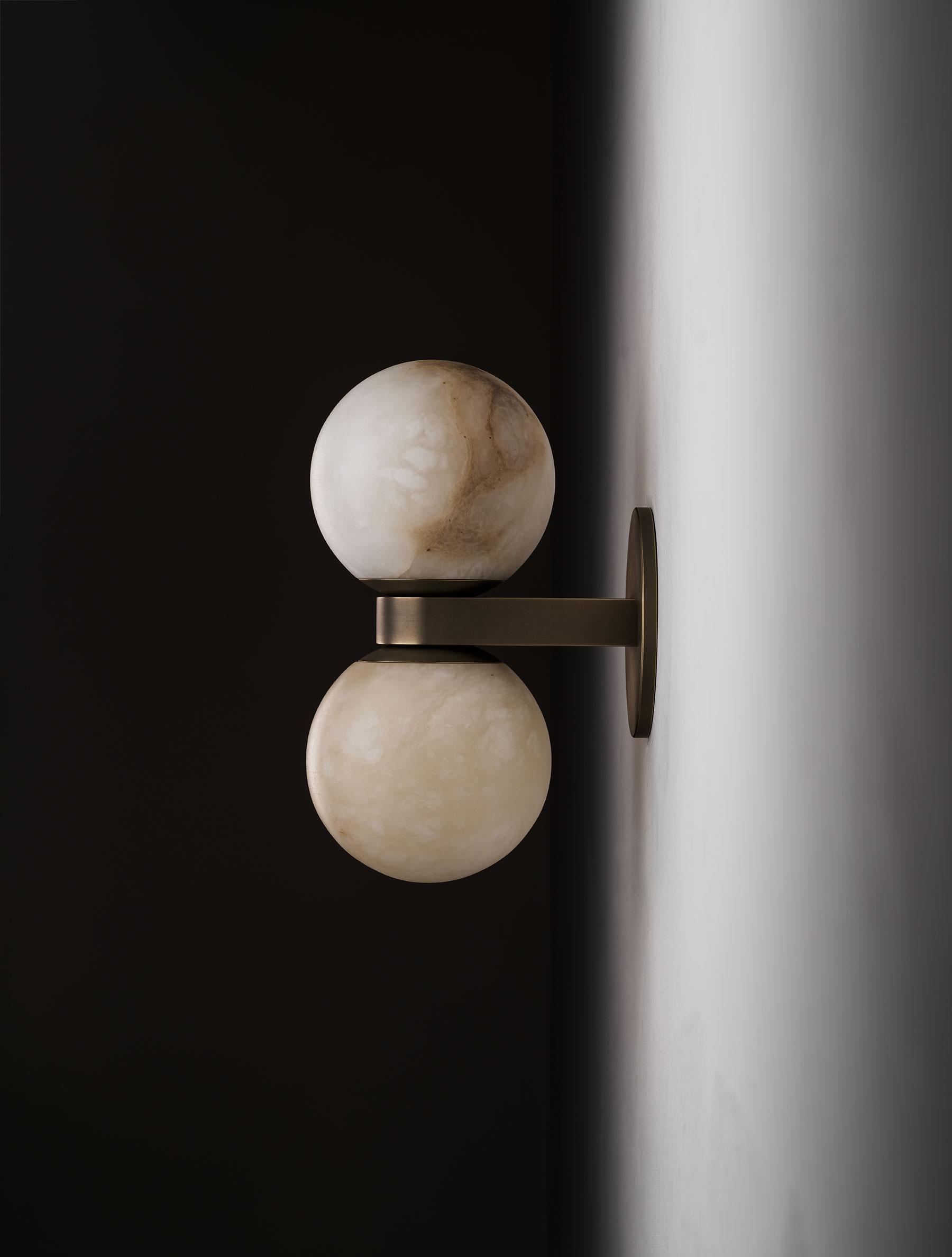 DUAL GLOBE SCONCE par Allied Maker