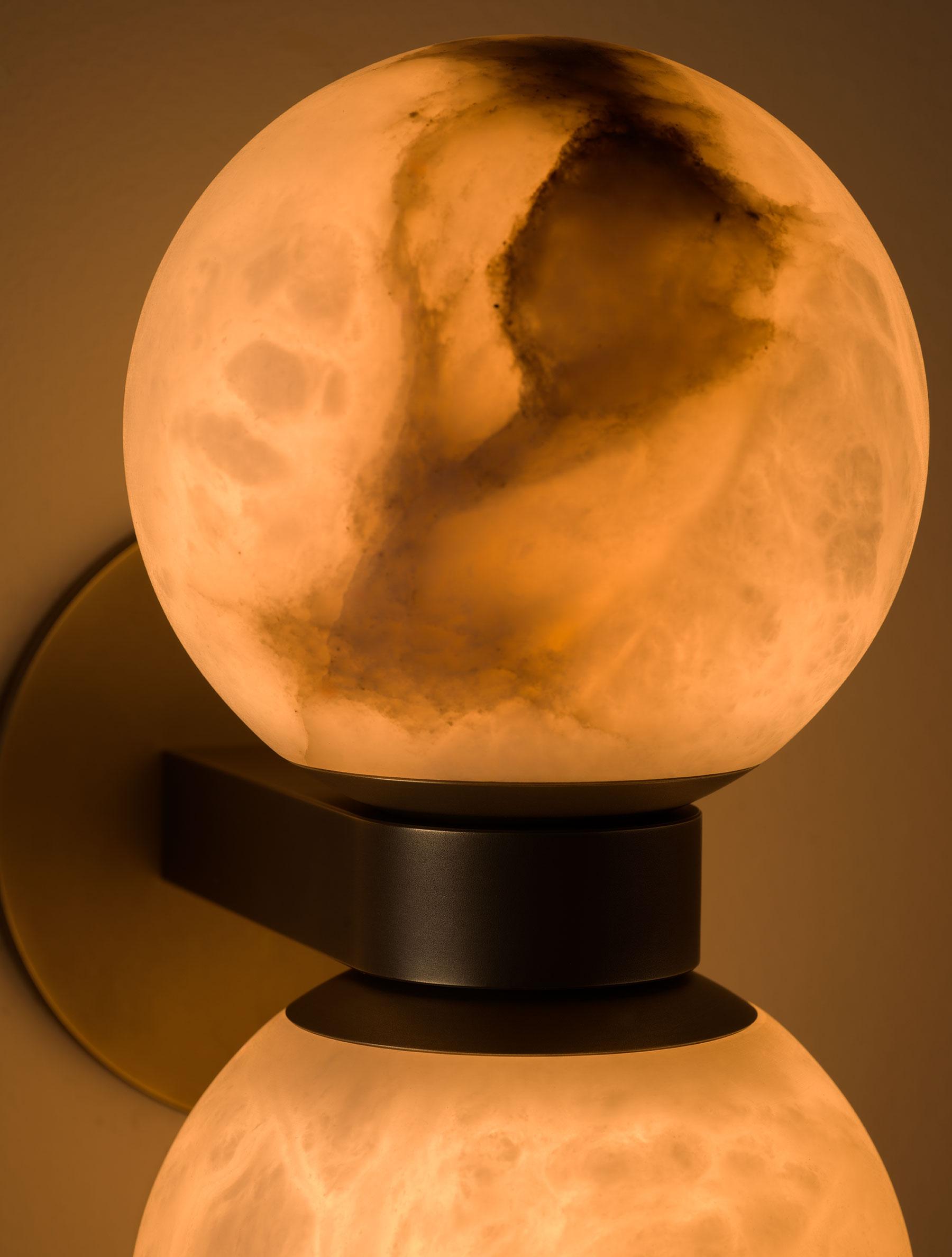 DUAL GLOBE SCONCE par Allied Maker