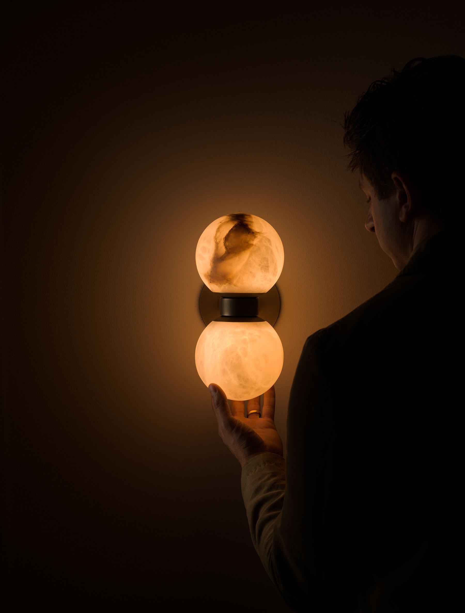 DUAL GLOBE SCONCE par Allied Maker