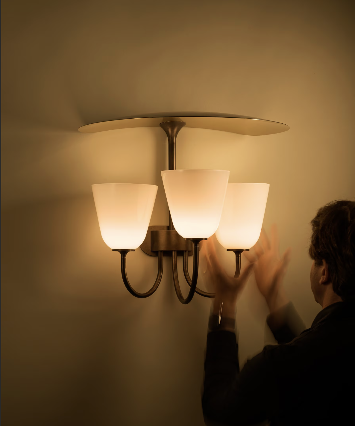 EWING SCONCE par Allied Maker