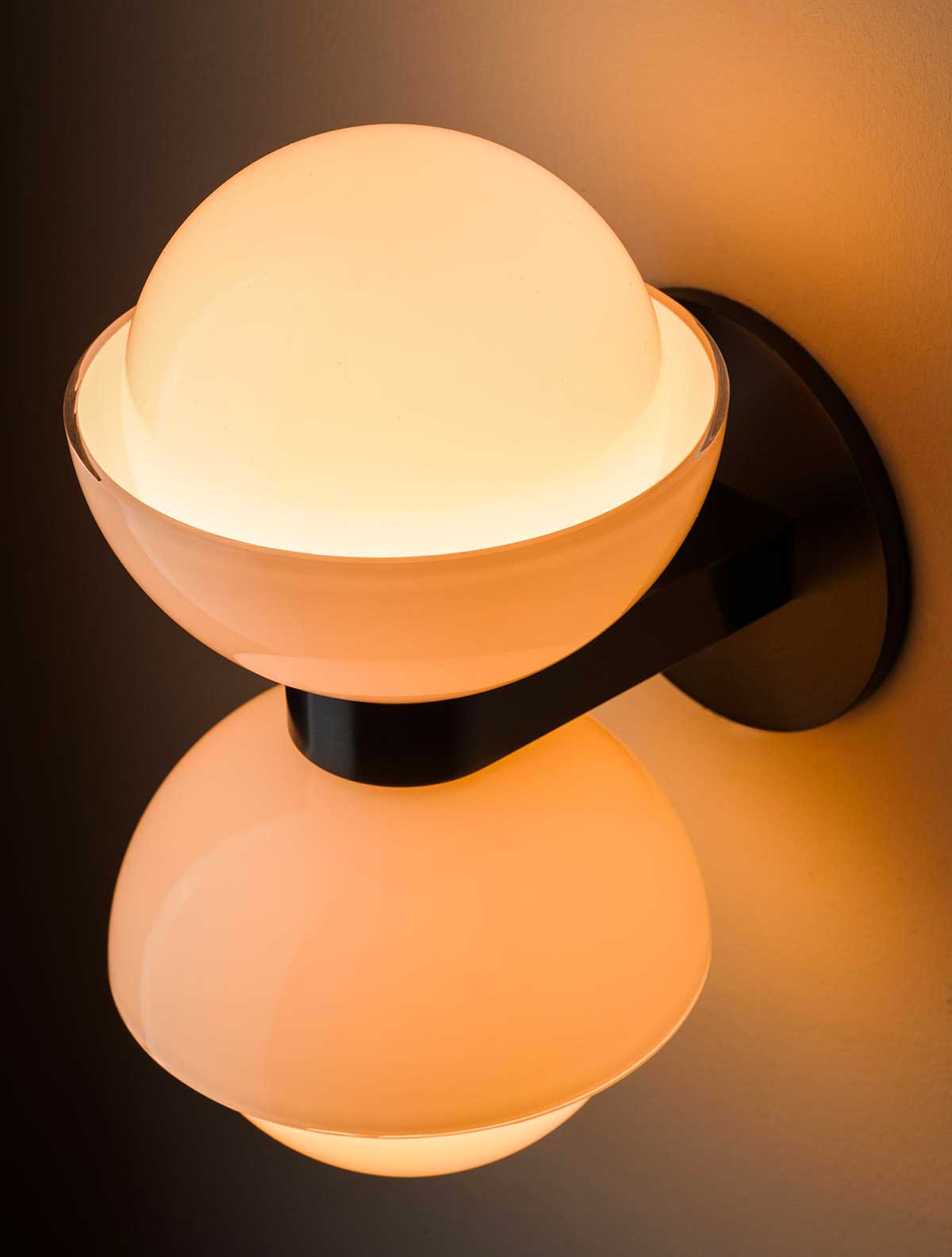 GLASS DUAL DOME SCONCE par Allied Maker