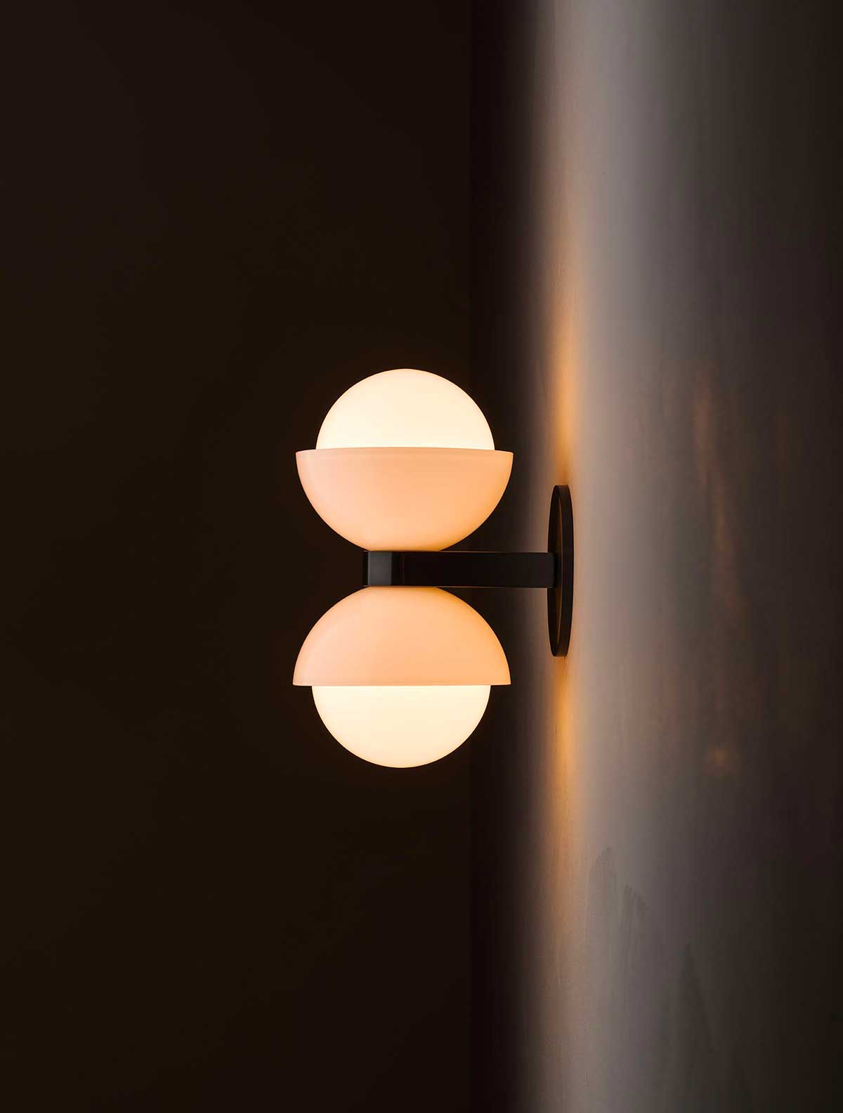 GLASS DUAL DOME SCONCE par Allied Maker
