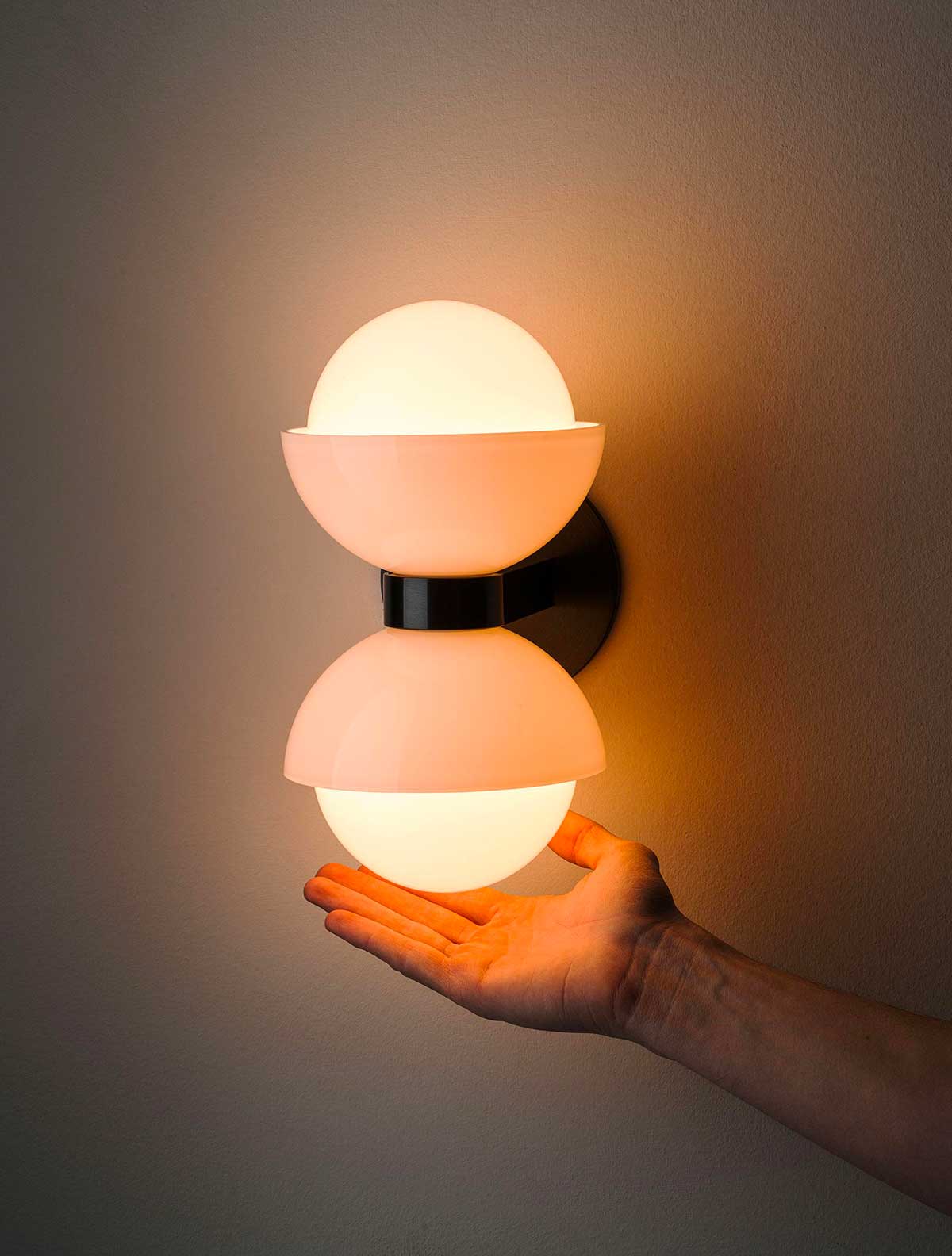 GLASS DUAL DOME SCONCE par Allied Maker
