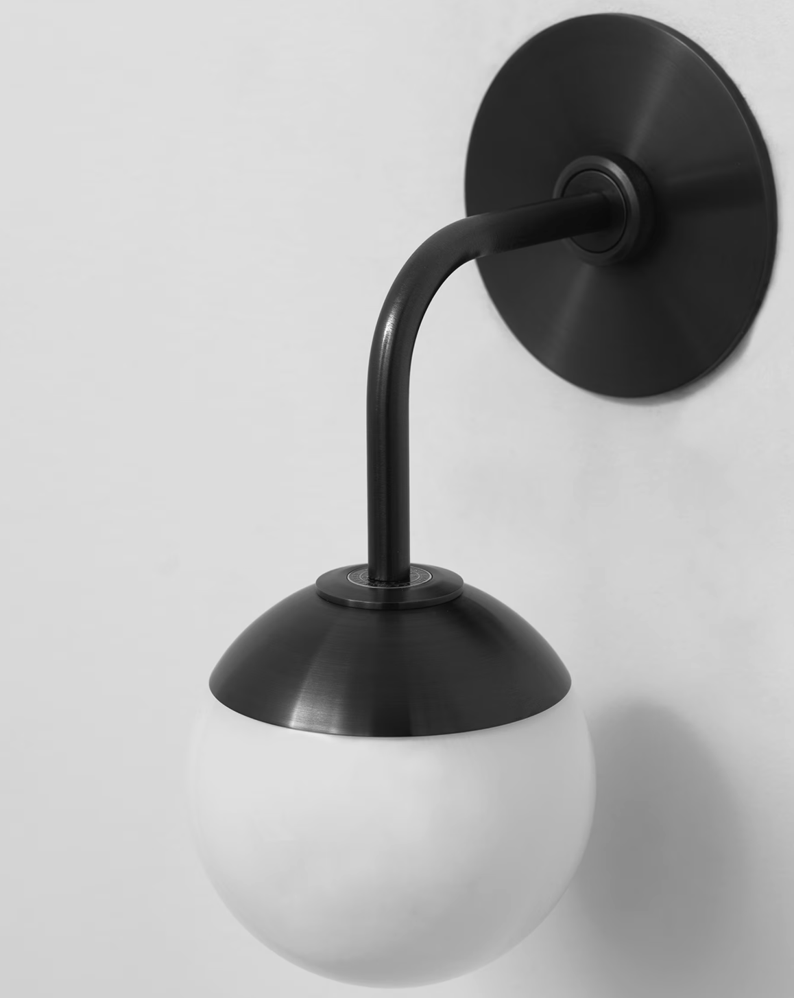 GLOBE SCONCE par Allied Maker