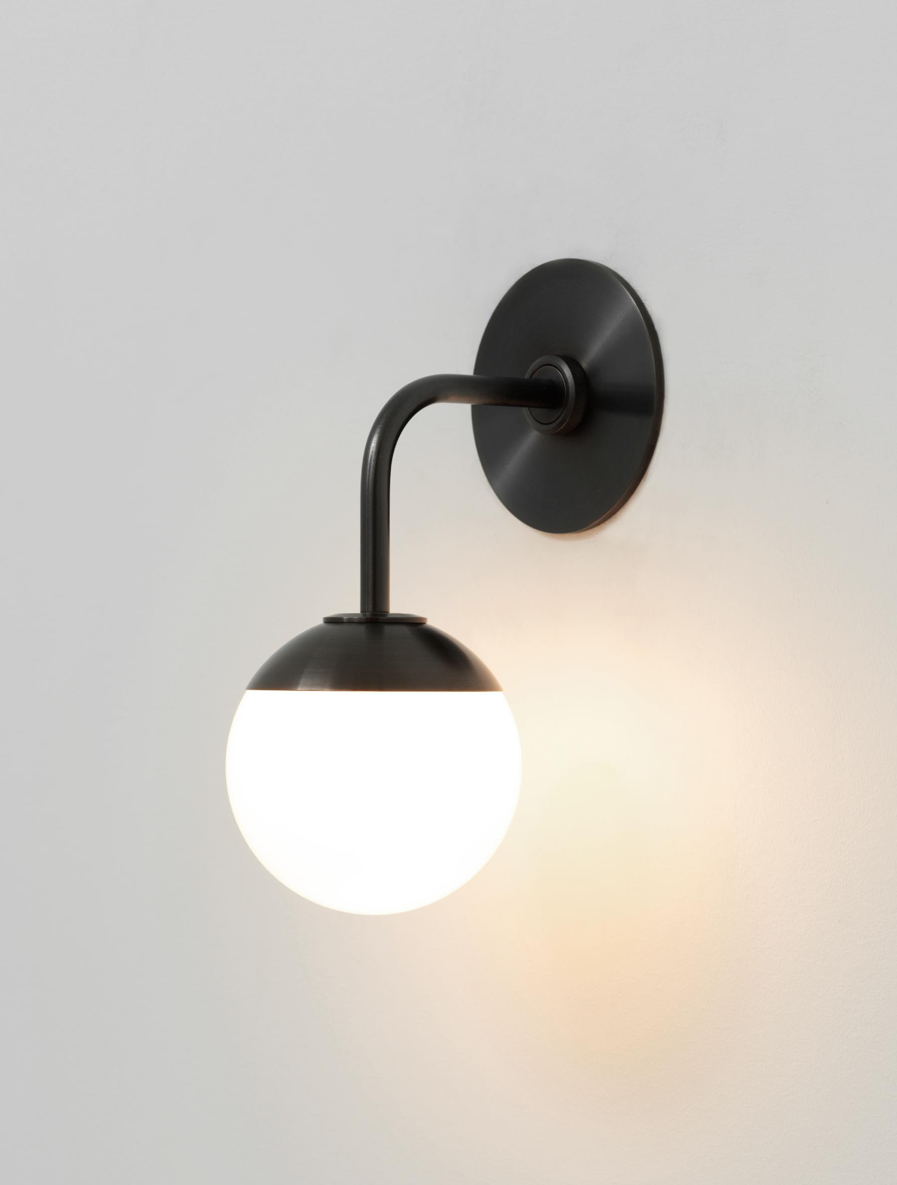 GLOBE SCONCE par Allied Maker