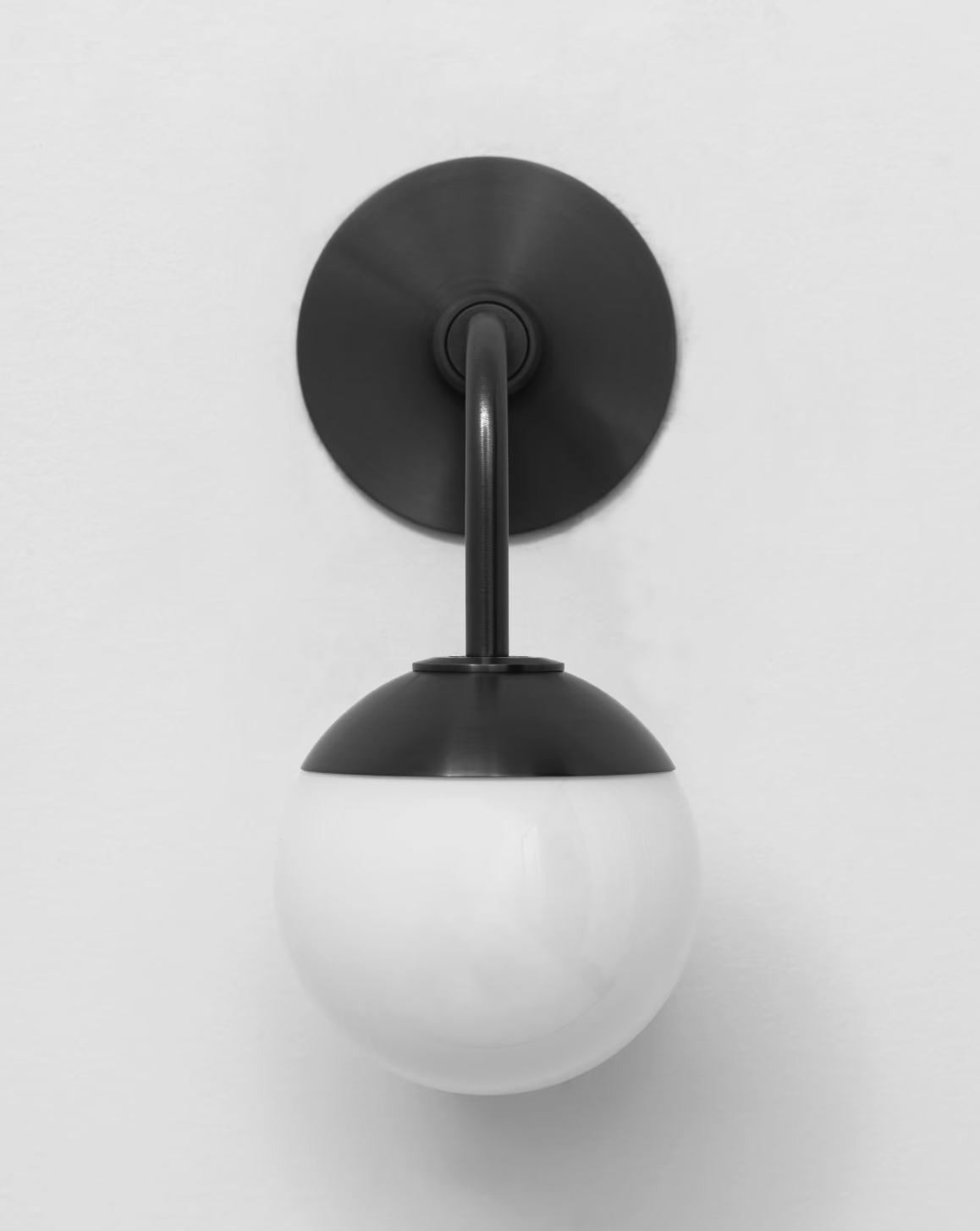 GLOBE SCONCE par Allied Maker