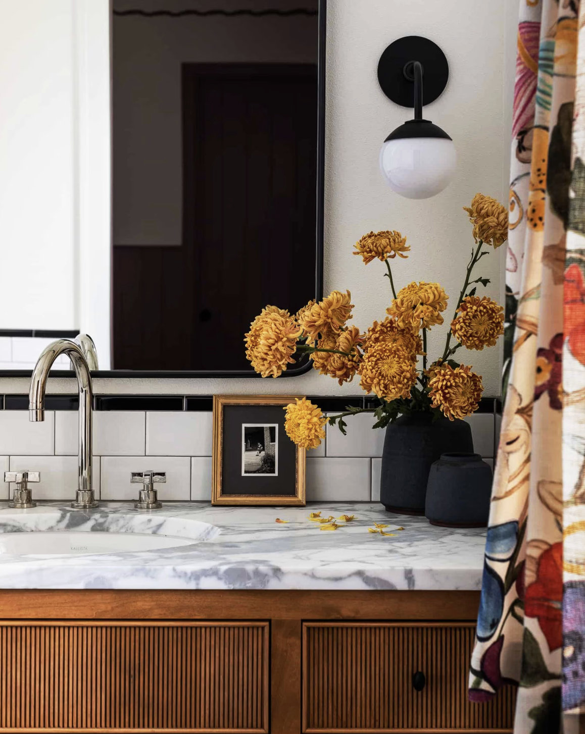 GLOBE SCONCE par Allied Maker