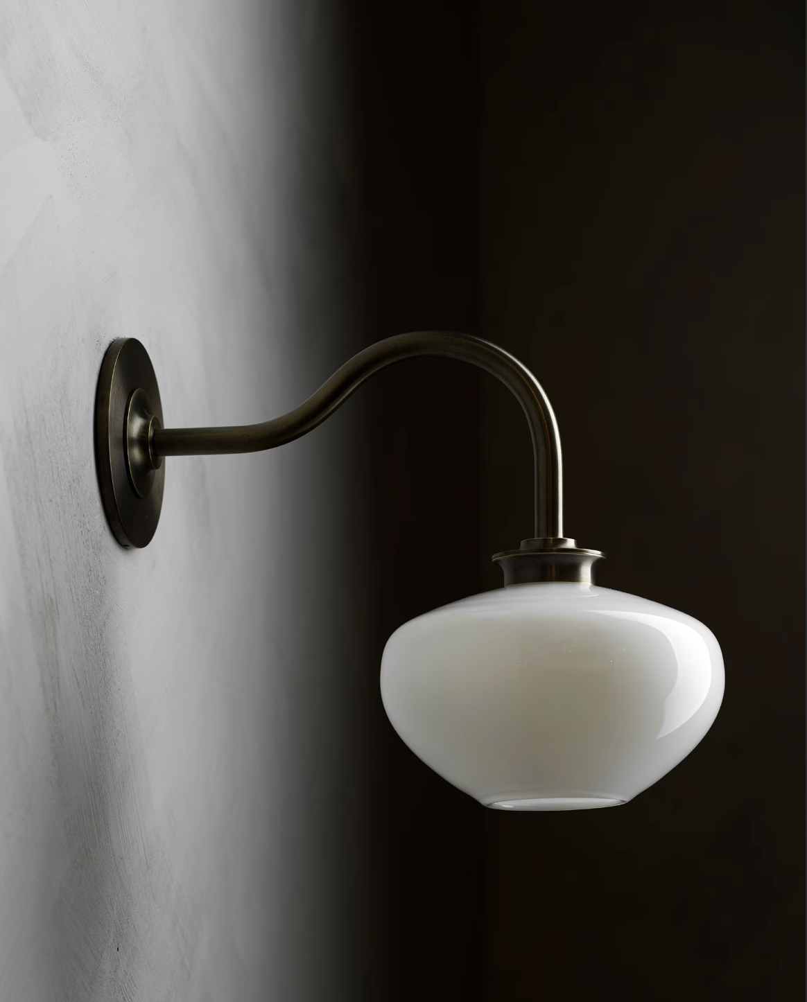 MOLTEN SWAN NECK SCONCE par Allied Maker