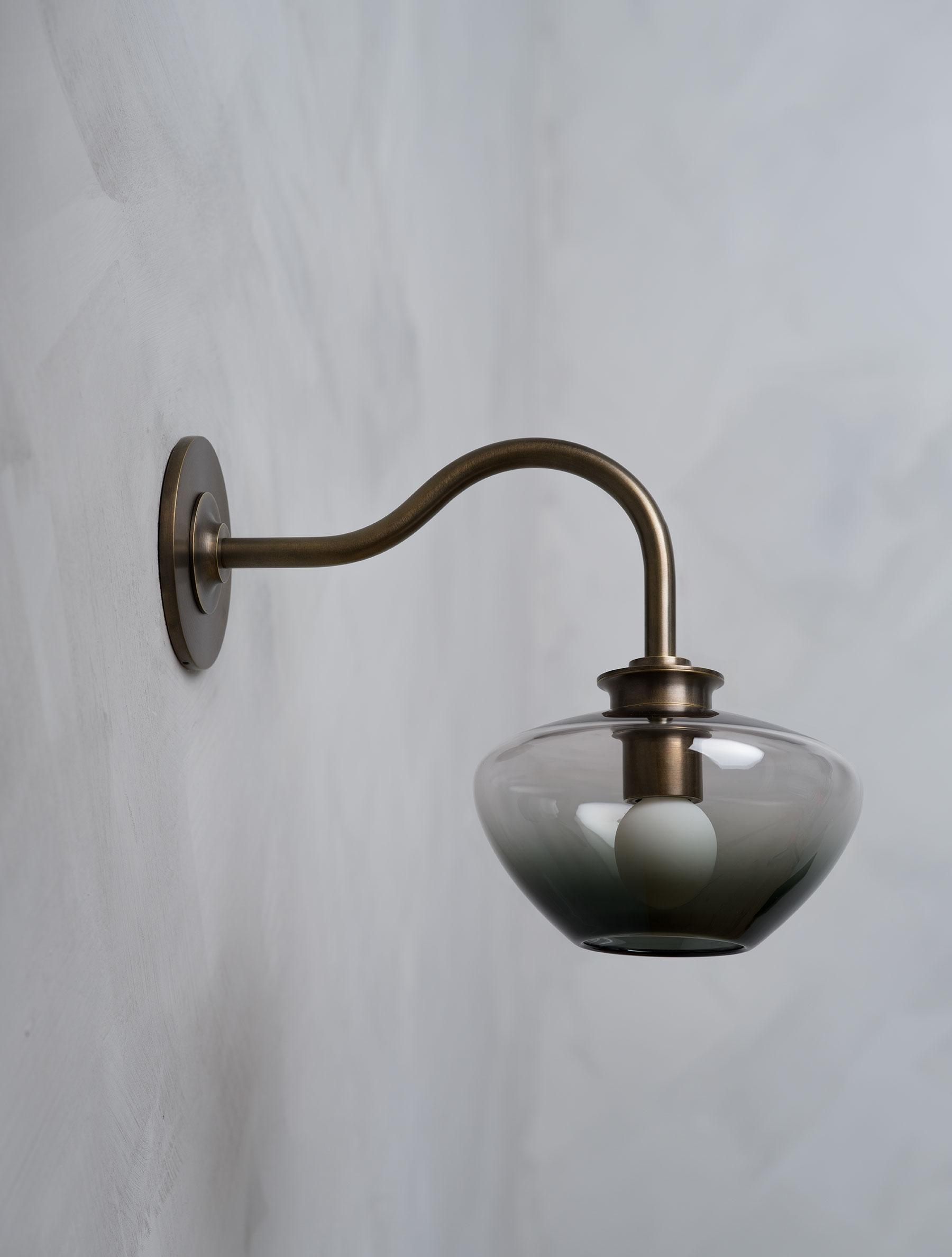 MOLTEN SWAN NECK SCONCE par Allied Maker