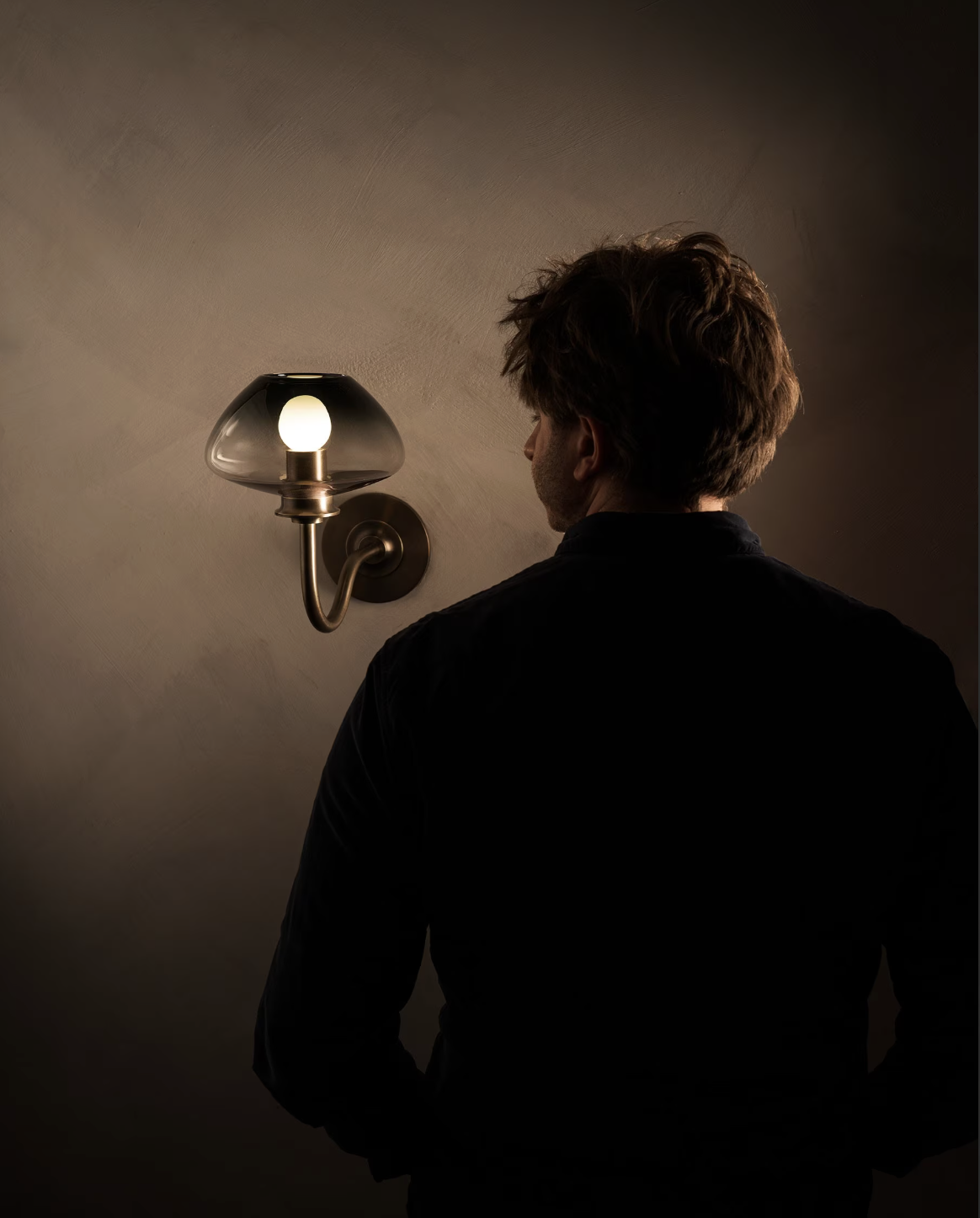 MOLTEN SWAN NECK SCONCE par Allied Maker