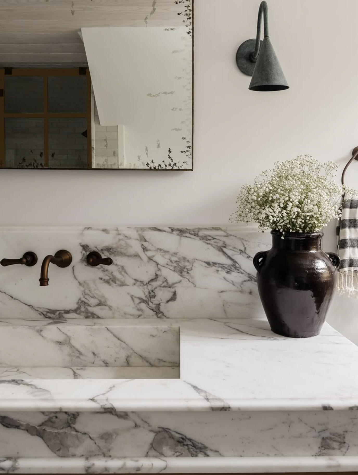 PINNACLE SCONCE par Allied Maker