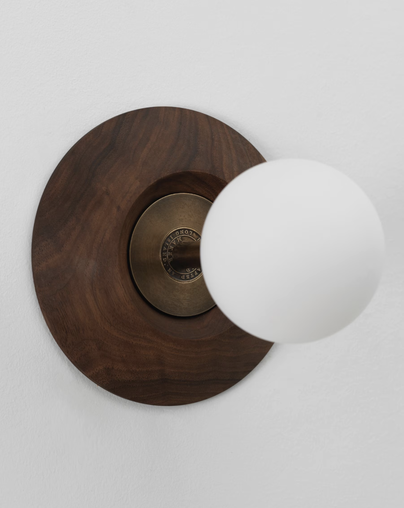 STUD SCONCE 3 par Allied Maker