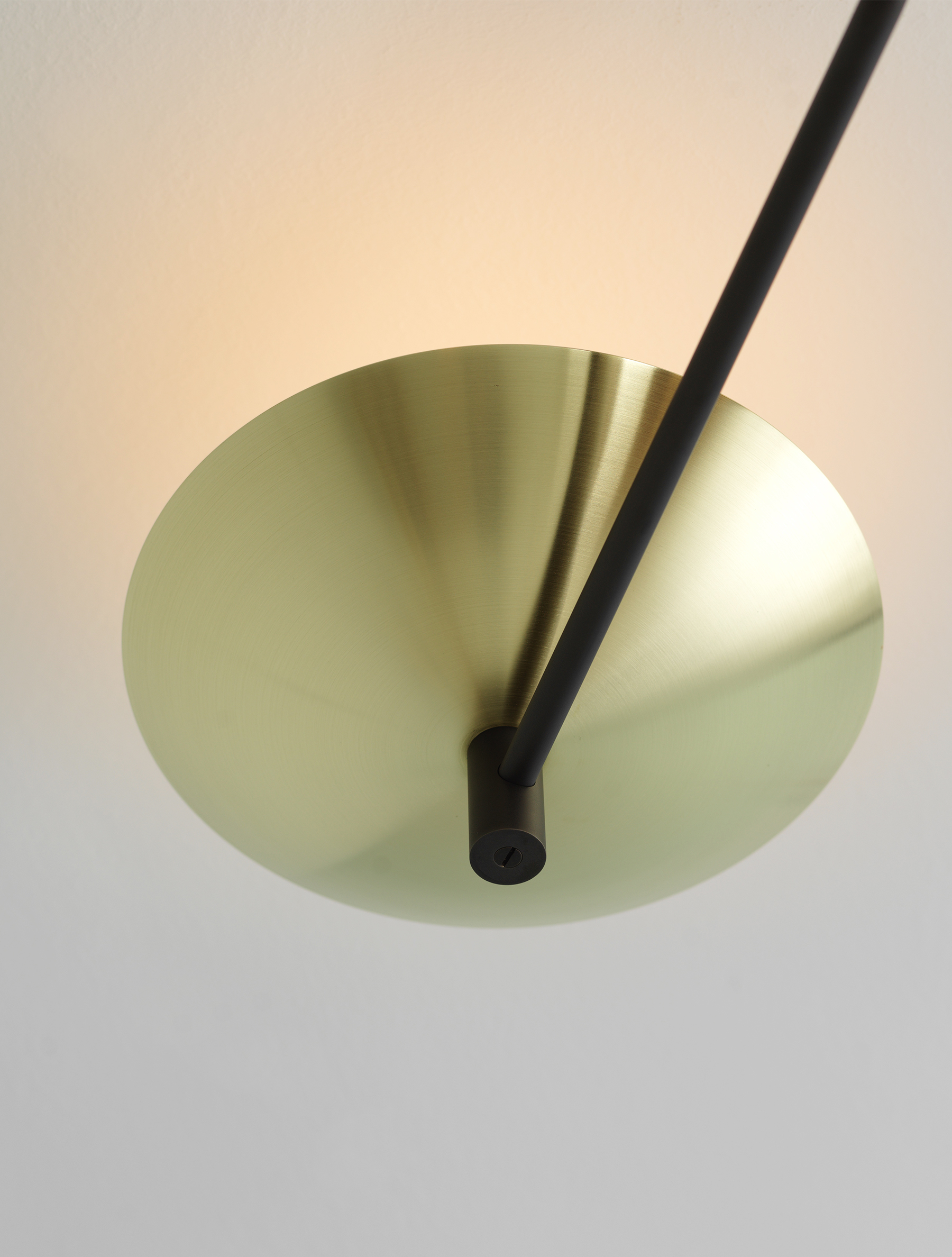 TANGENT 3 TORCHIERE par Allied Maker