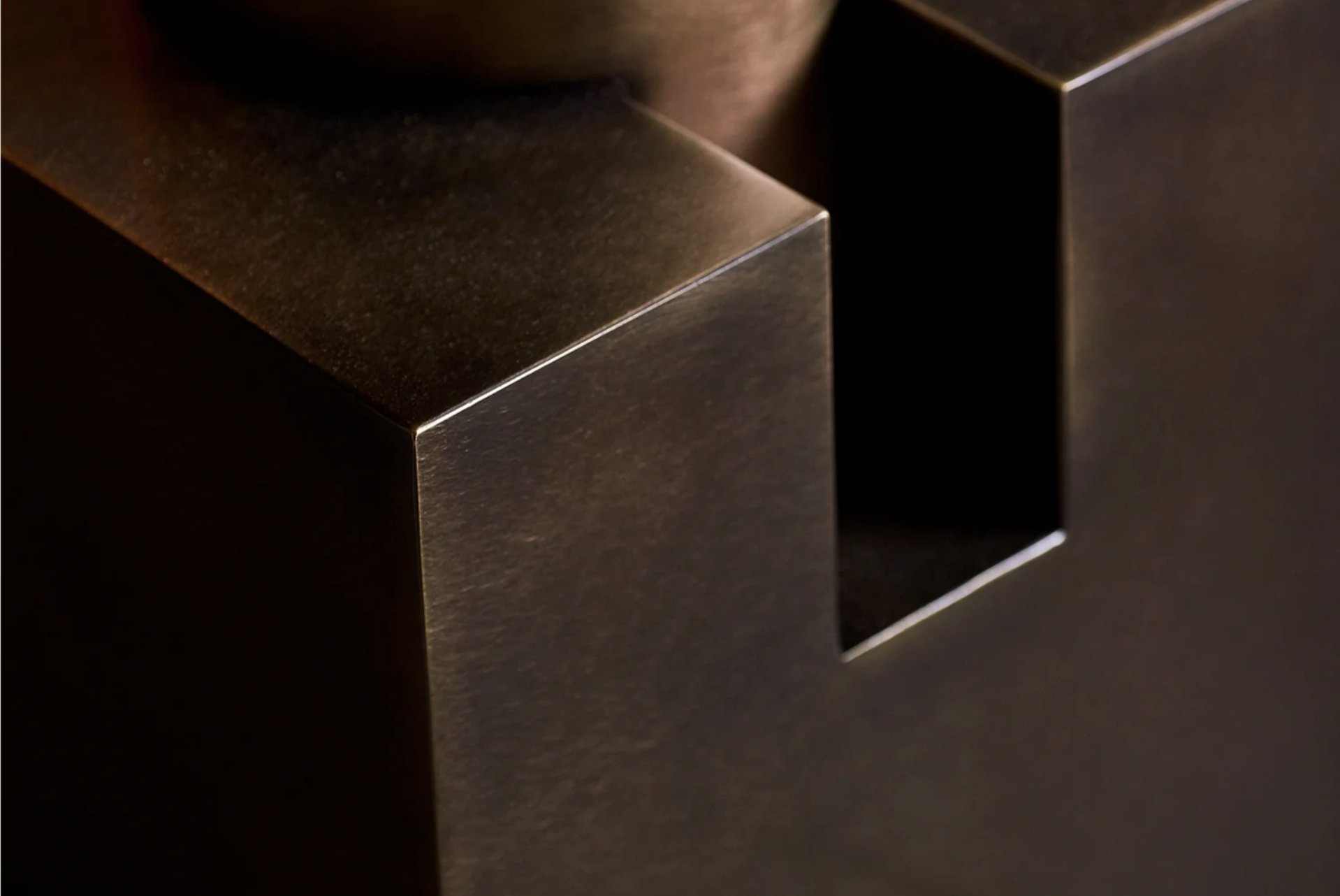 BLOCK SIDE TABLE par Anna Karlin