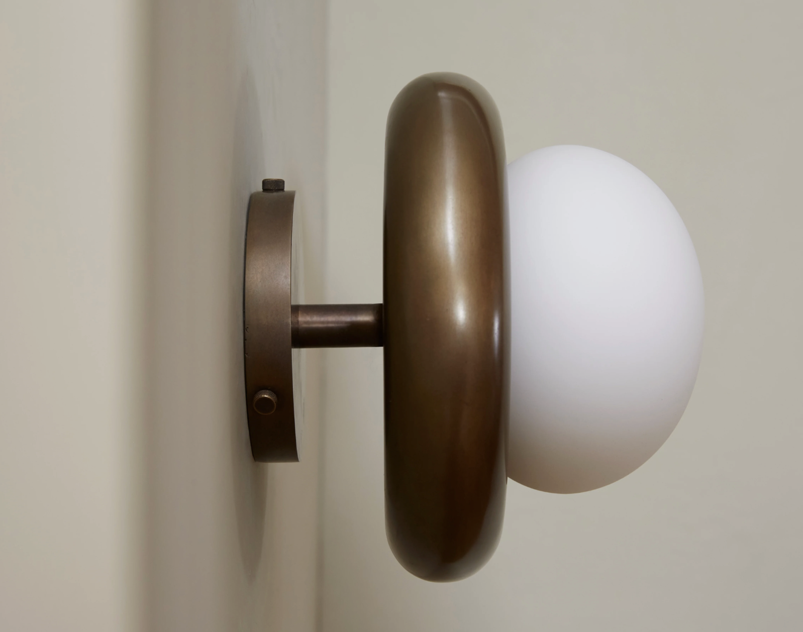 CELL SCONCE par Anna Karlin