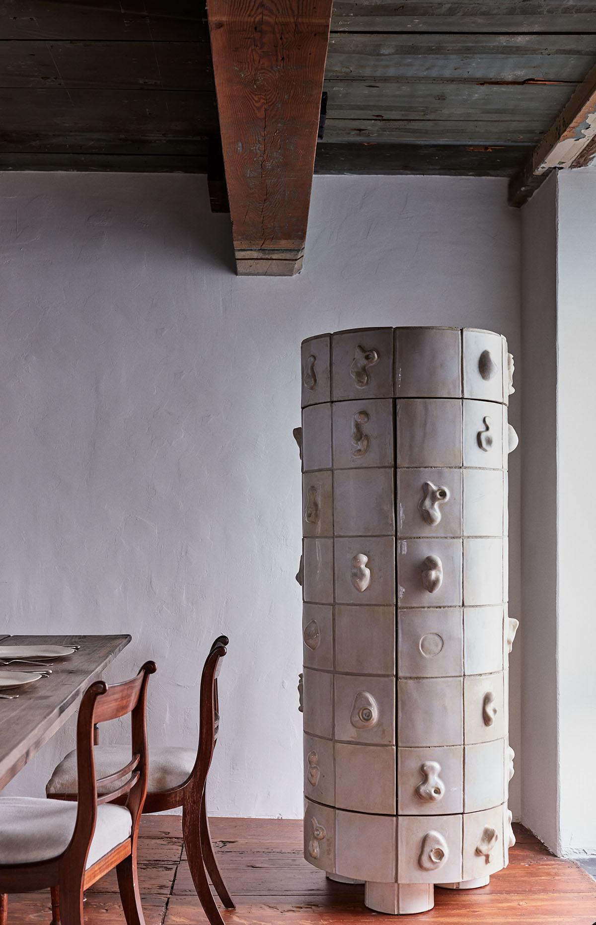 CERAMIC BAR CABINET par Anna Karlin