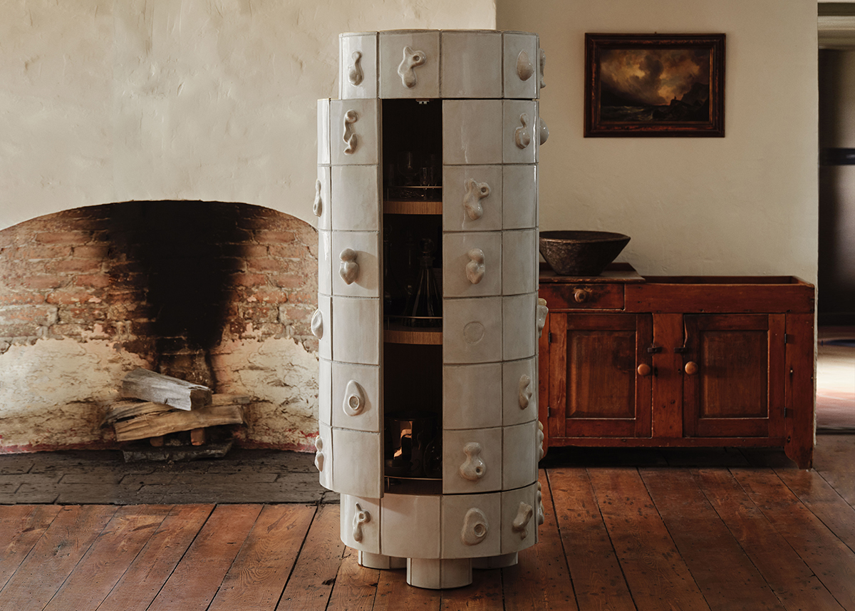CERAMIC BAR CABINET par Anna Karlin