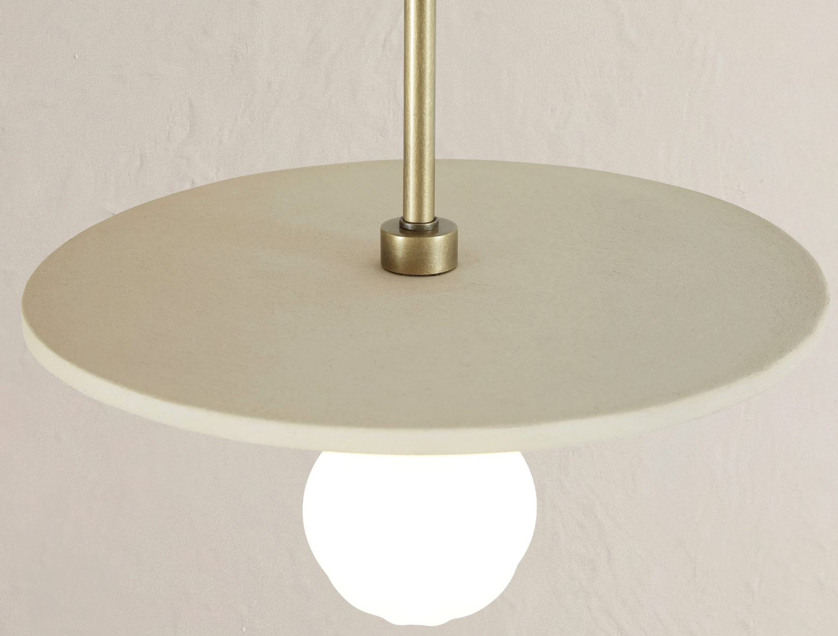 CERAMIC PENDANT SMALL par Anna Karlin