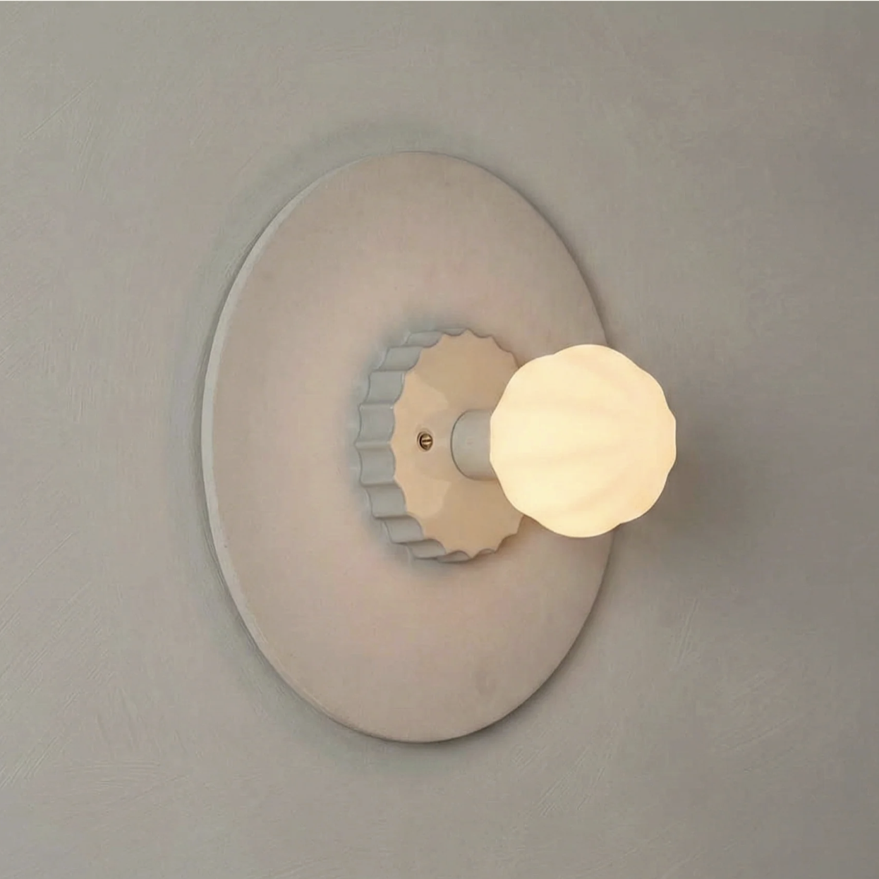 CERAMIC SCONCE LARGE par Anna Karlin