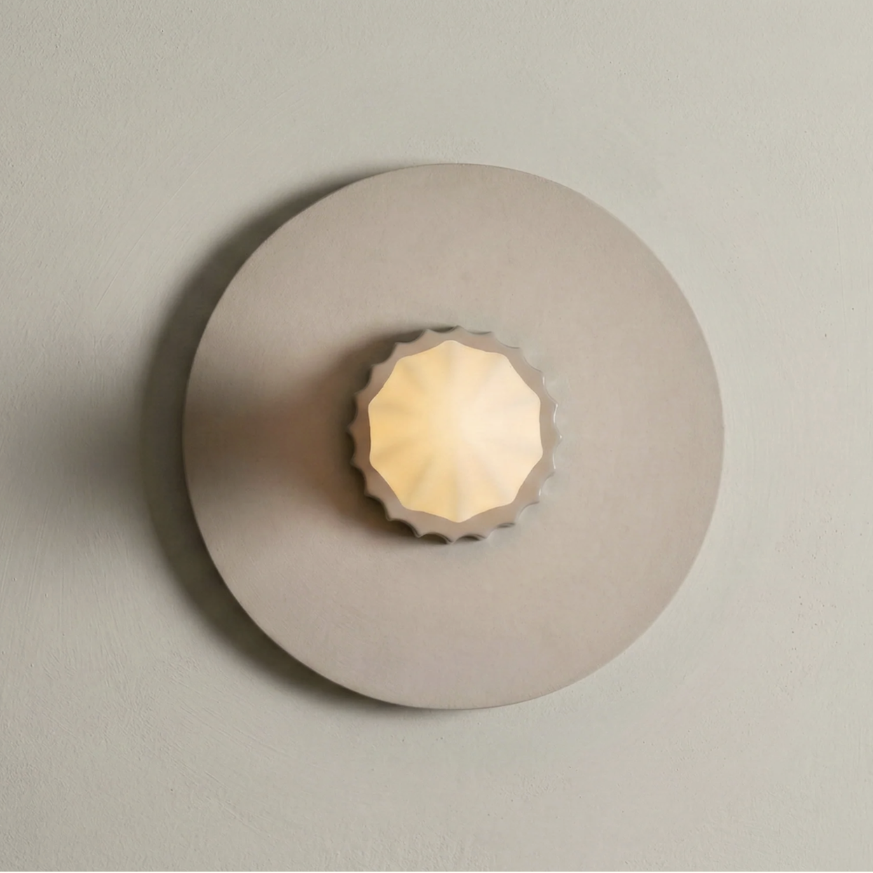 CERAMIC SCONCE LARGE par Anna Karlin